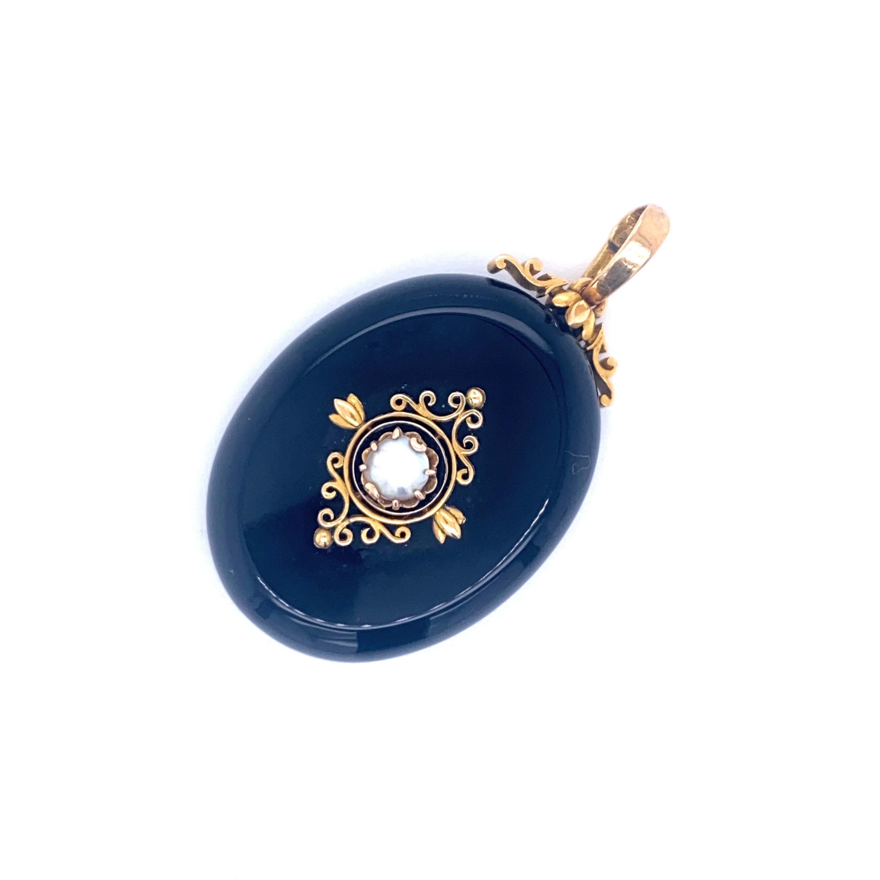 An Onyx 18k yellow gold oval Pendant Gold Locket, decorated with a pearl in the centre.
This Antique locket opens on the back to display your personal picture or memento if so desired.

CONDITION: Pre-owned - Excellent *it has a sign, practically