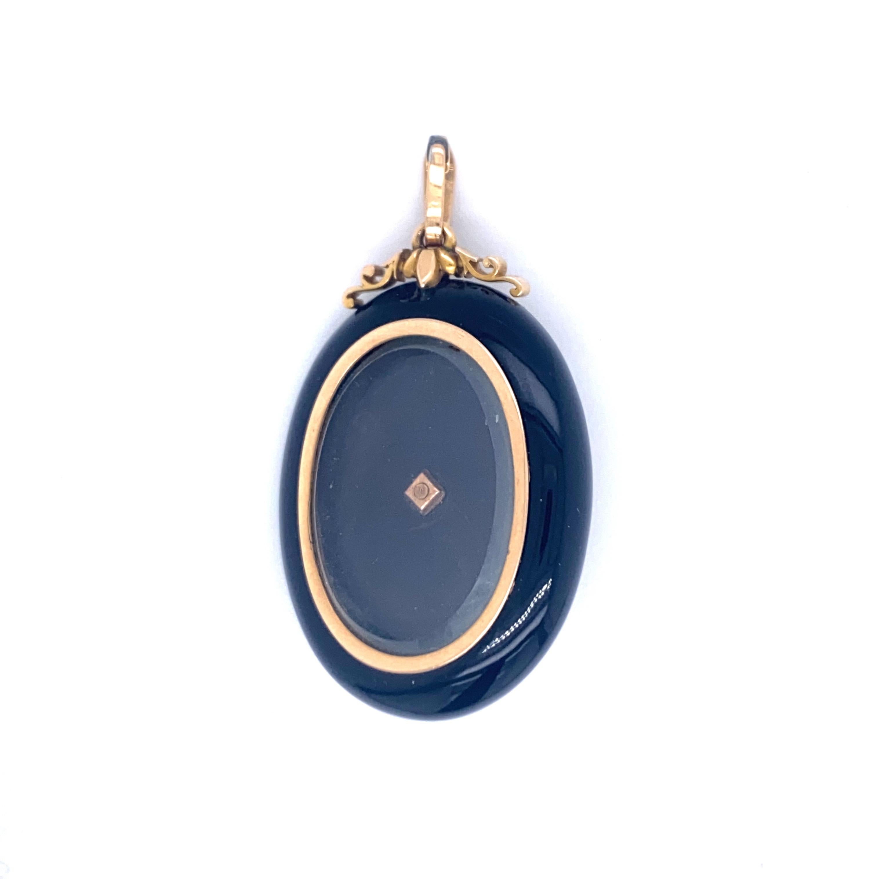 1900s Onyx Gold Pearl Locket Pendant In Good Condition In Napoli, Italy