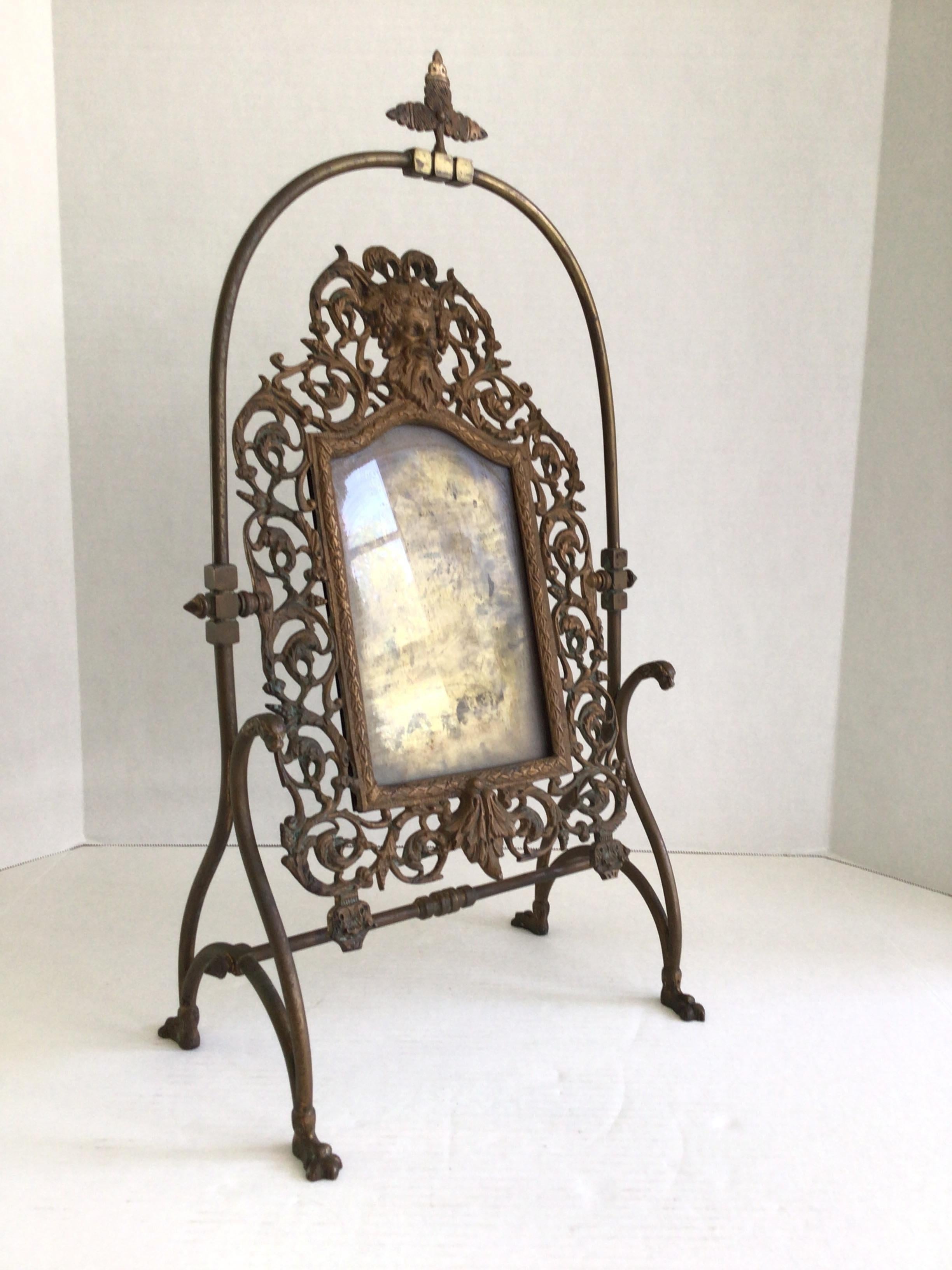 Cadre pivotant en laiton orné sur pied, années 1900
Pas de verre - ce que vous voyez, c'est le métal réfléchissant à l'arrière.
Cela ferait un élégant miroir de courtoisie - il ne reste plus qu'à ajouter le miroir
Tout d'une pièce