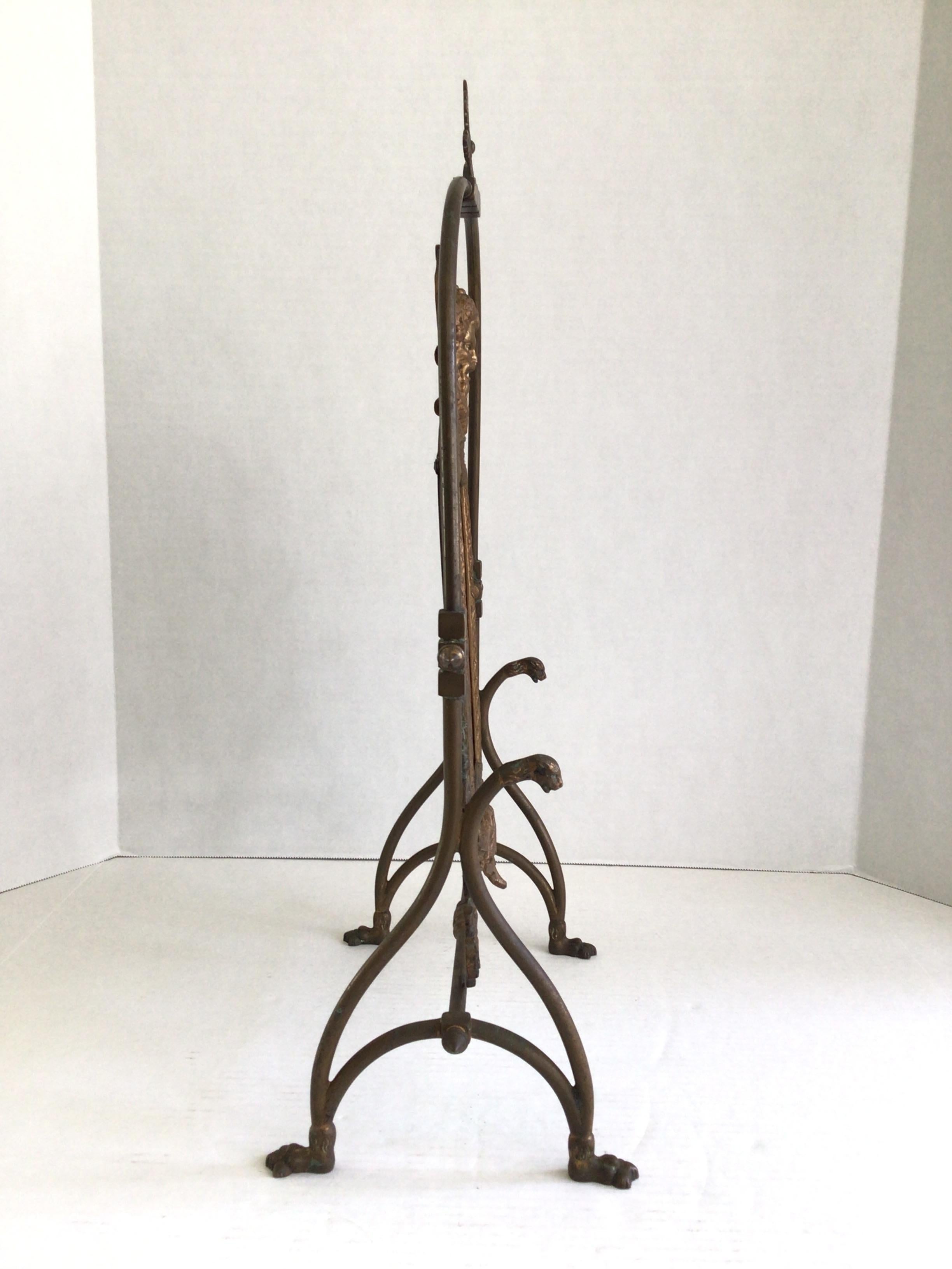Cadre pivotant en laiton orné sur Stand, années 1900 Bon état - En vente à Tarrytown, NY
