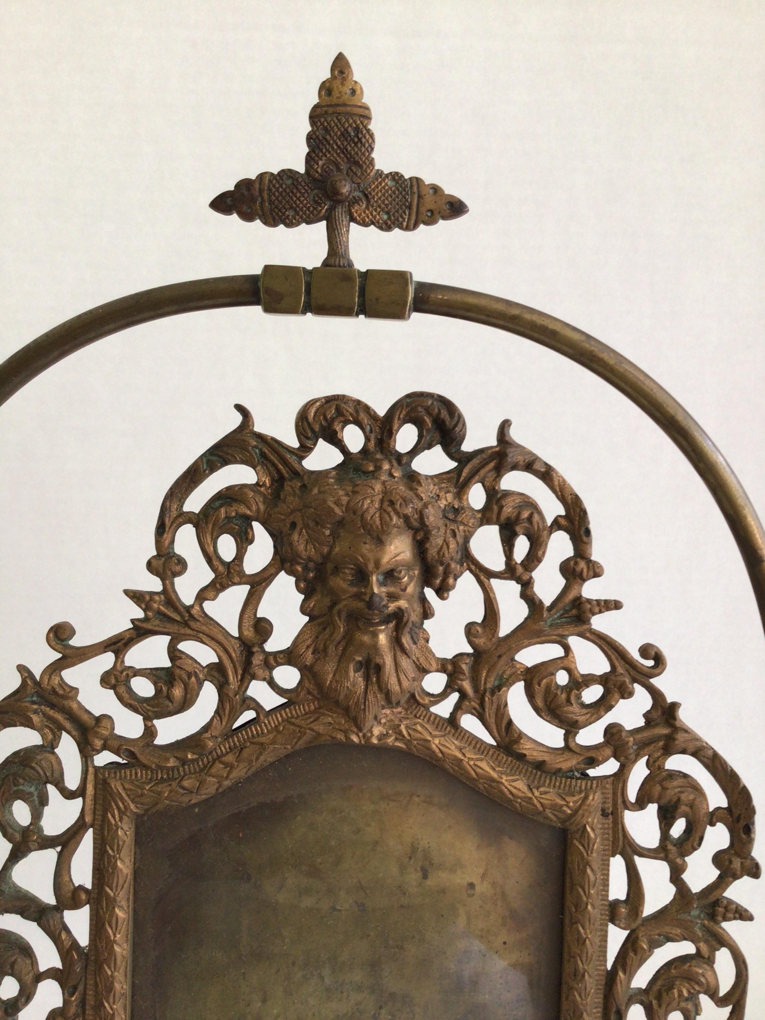 Métal Cadre pivotant en laiton orné sur Stand, années 1900 en vente