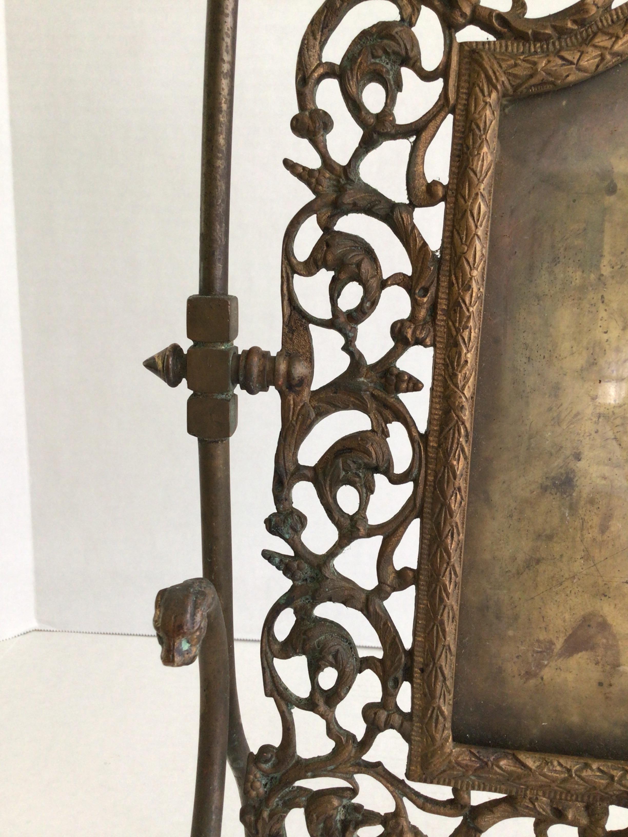 Cadre pivotant en laiton orné sur Stand, années 1900 en vente 2