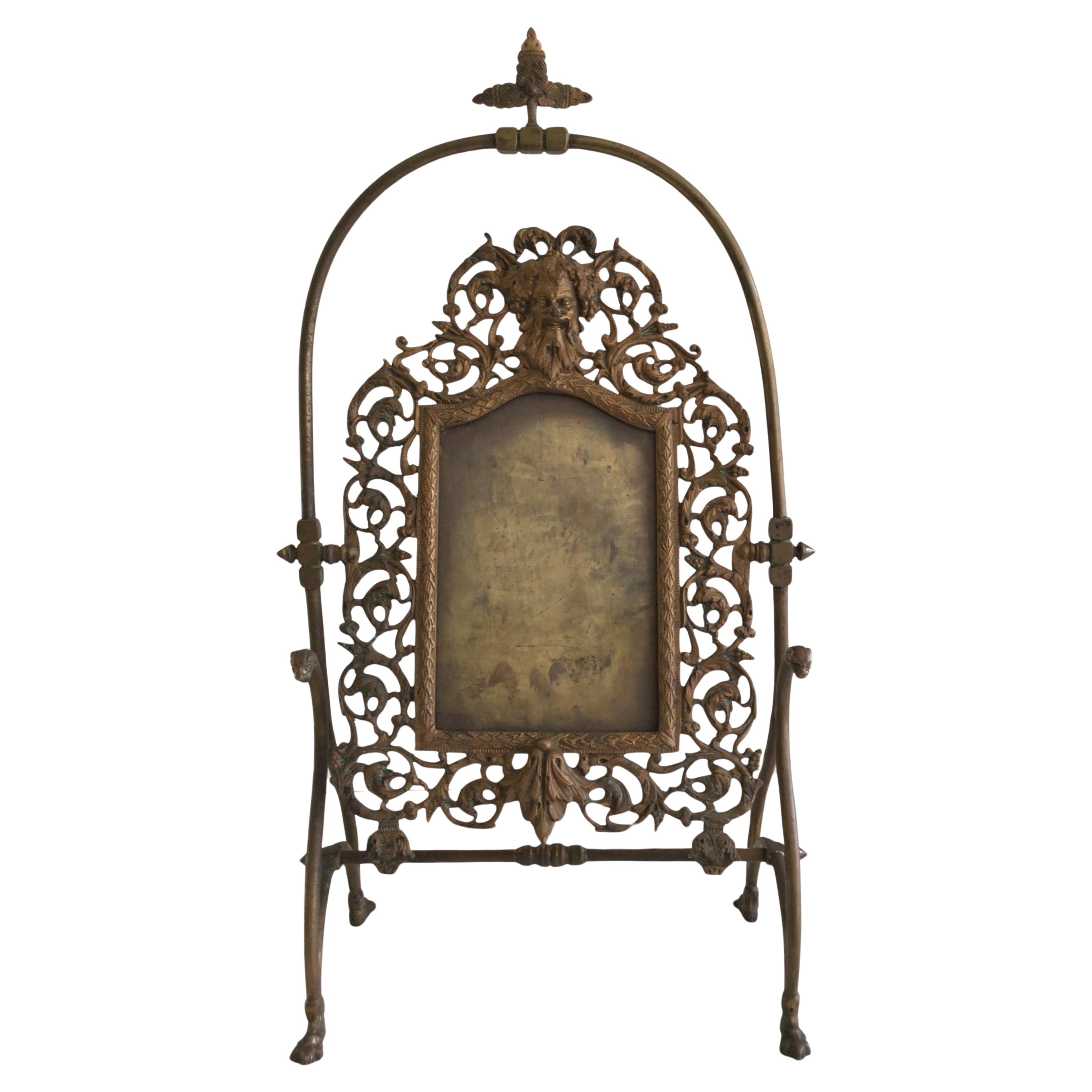 1900 Marco pivotante de latón adornado sobre soporte
