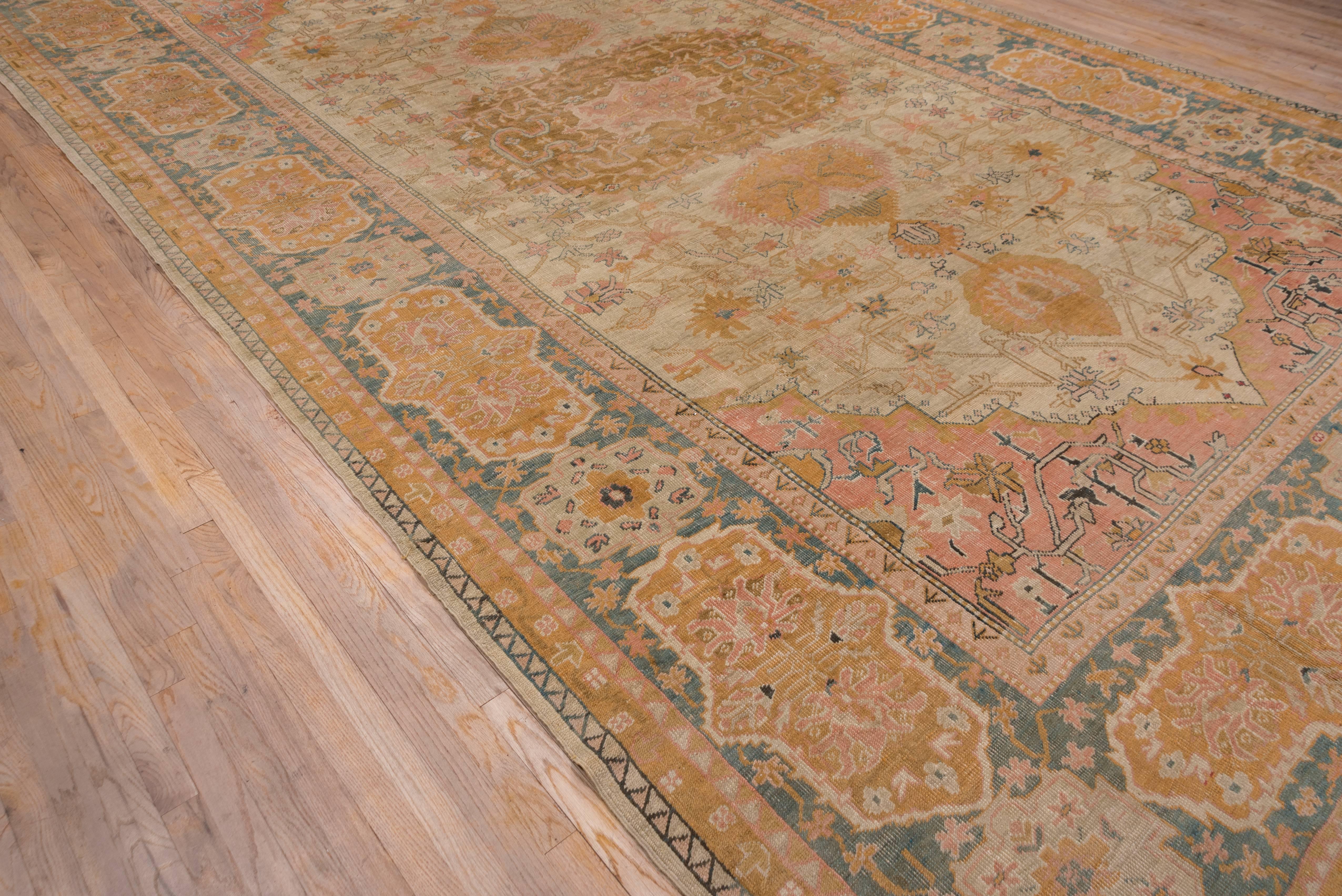1900s Oushak Carpet In Excellent Condition For Sale In New York, NY