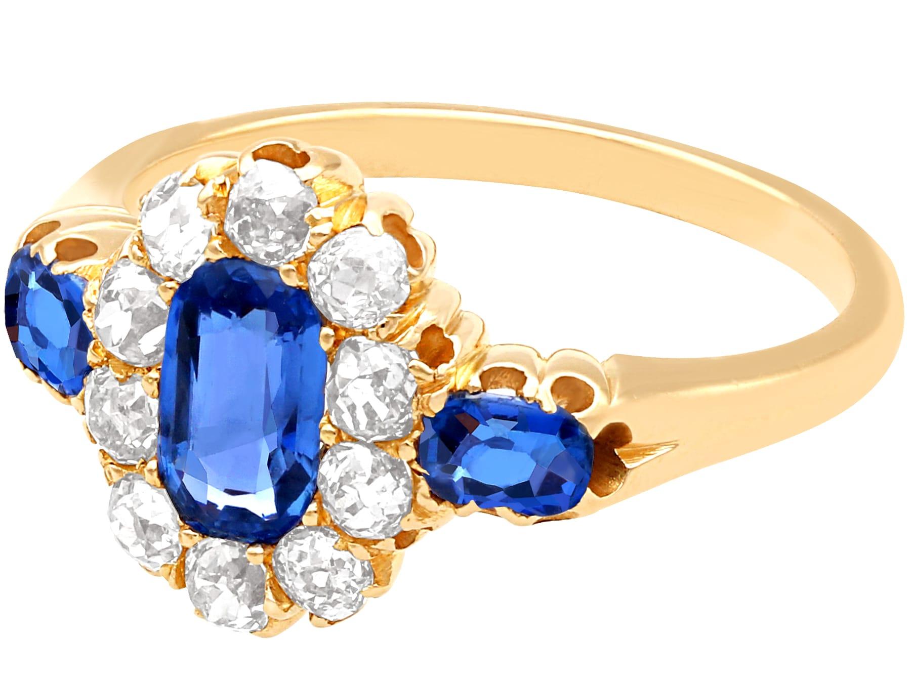 Une superbe bague de cocktail en or jaune 18 carats, ornée d'un saphir de 1,10 carat et d'un diamant de 0,60 carat. Cette bague fait partie de nos diverses collections de bijoux anciens et de bijoux de succession.

Cette magnifique bague de cocktail