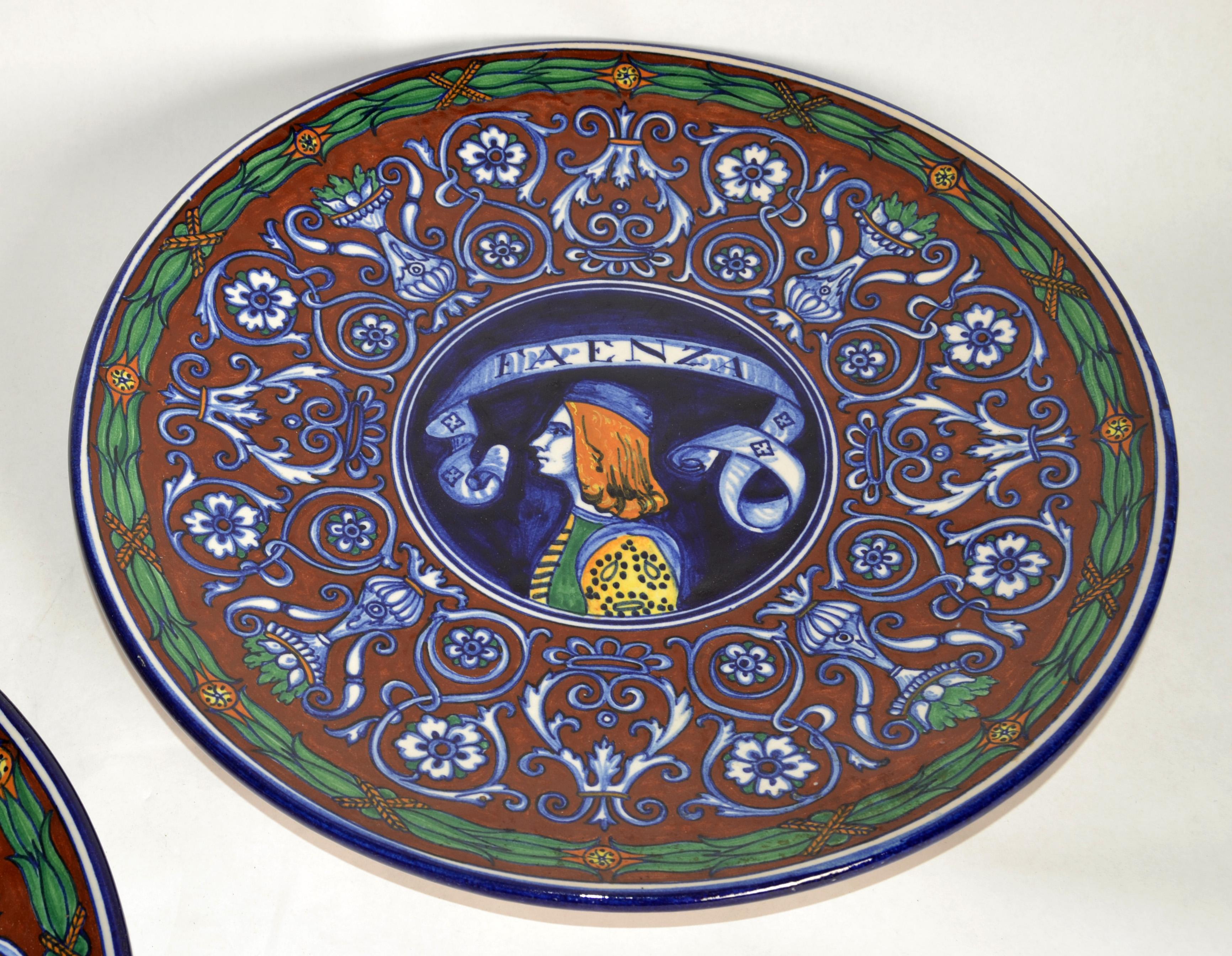 1900er Paar, FAENZA Italien Renaissance Revival bemalte Majolika Wandteller signiert im Angebot 1