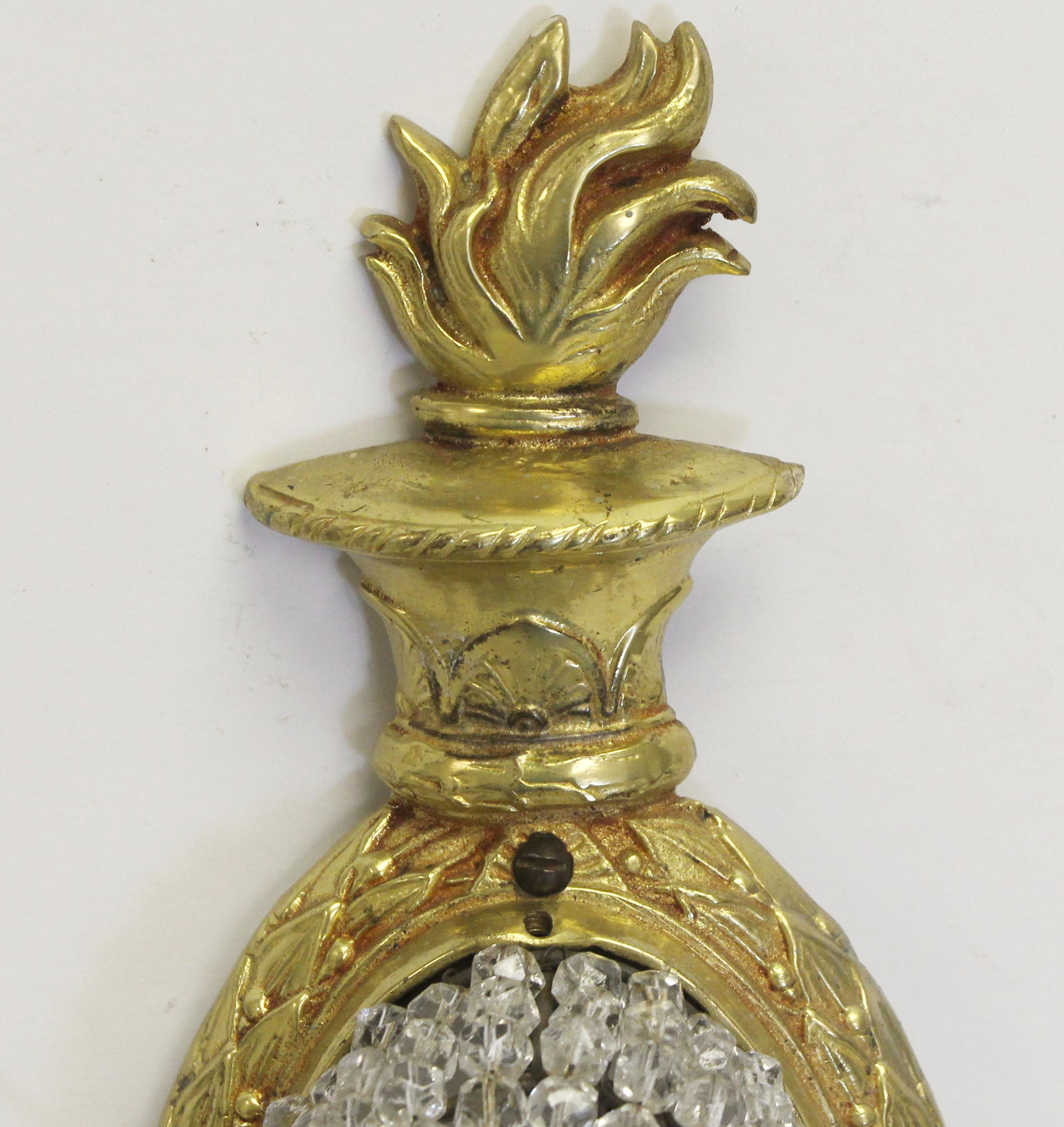 Paar französische Bronze-Kristall-Wandleuchter, vergoldete Bronze, 2 Arm  (Vergoldet) im Angebot