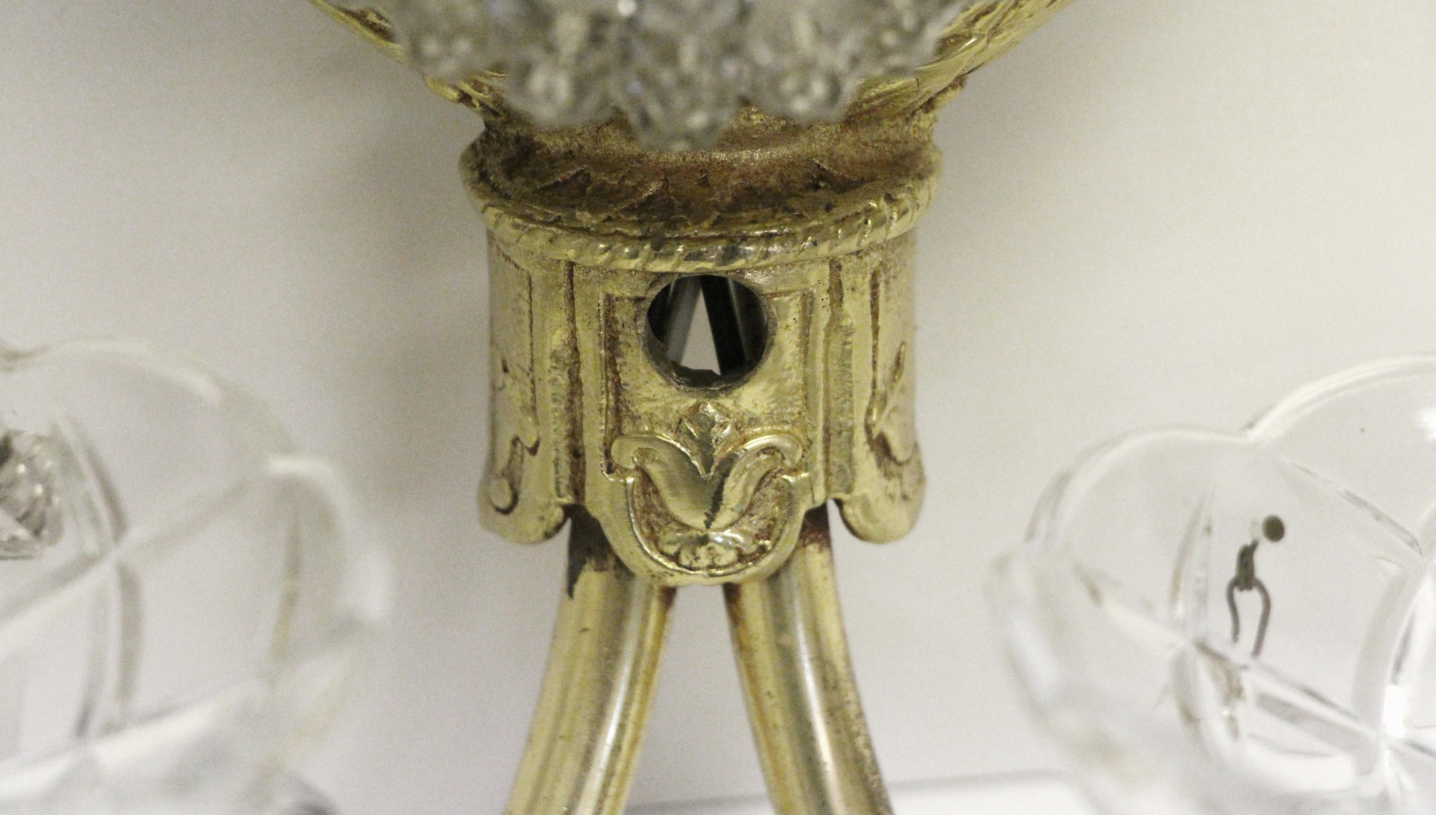Paar französische Bronze-Kristall-Wandleuchter, vergoldete Bronze, 2 Arm  (Frühes 20. Jahrhundert) im Angebot