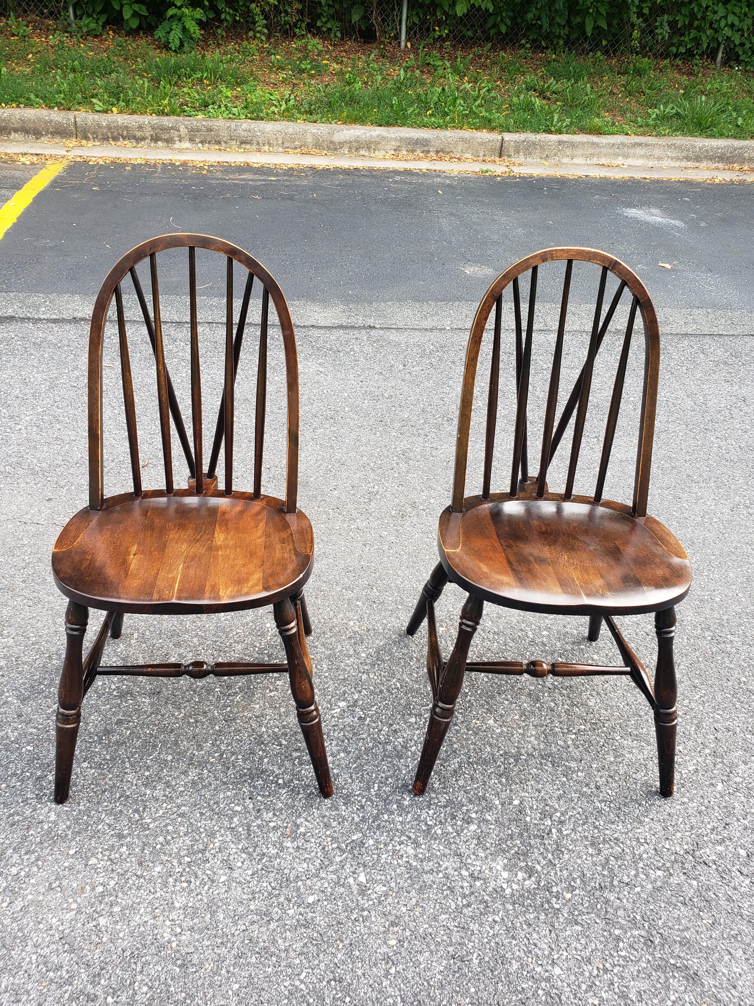 
Une paire de chaises d'appoint Windsor en noyer à dossier en accolade, datant des années 1900, de la société Parkersburg Chair. Elles ont été récemment restaurées et sont en très bon état. 
Hauteur du siège 17.5