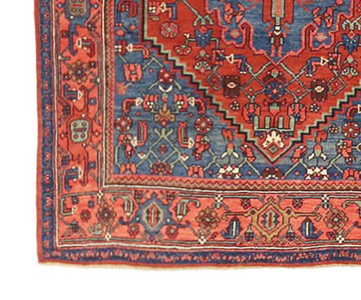 Persischer Bijar-Teppich aus den 1900er Jahren mit großem rotem Blumenmedaillon auf blauem Feld (Handgewebt) im Angebot