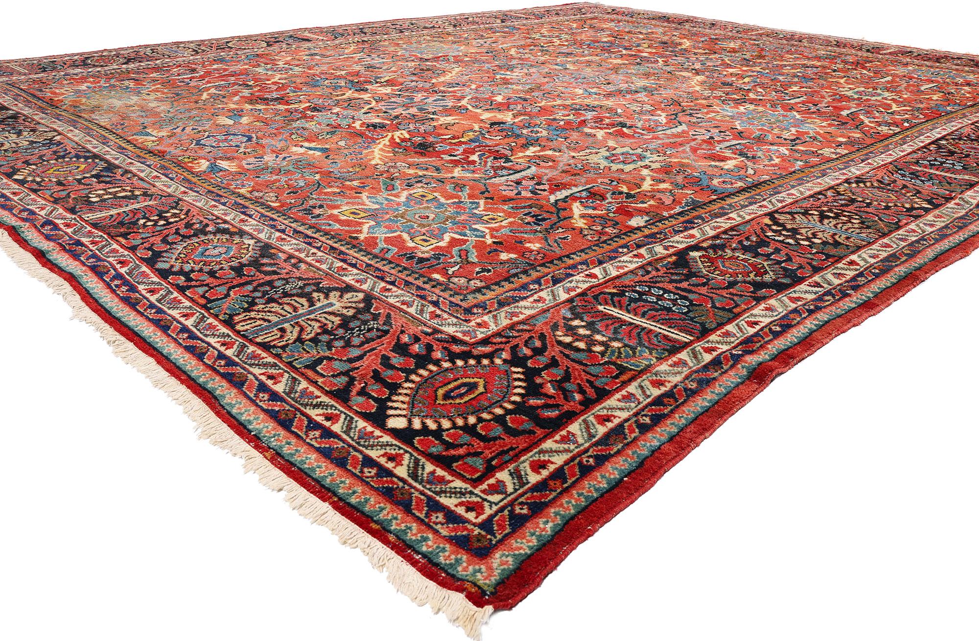 79269 Tappeto Mahal Persiano Rosso Antico Distressed, 13'06 x 17'01. Questo capolavoro d'archivio unico nel suo genere, un antico tappeto persiano Mahal in lana annodato a mano, è una rara testimonianza del prestigio e della grandezza della più