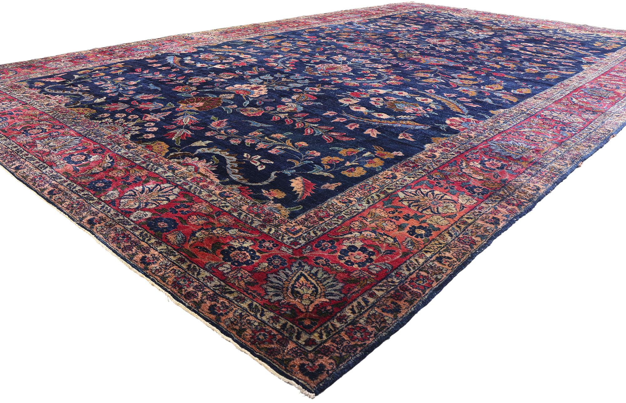 79155 Tappeto Sarouk persiano antico, 11'02 x 18'05. Questo magnifico tappeto Sarouk antico in lana annodato a mano emana un'eleganza senza tempo, evocando l'epoca d'oro della tessitura dei tappeti persiani. Il suo campo blu scuro, che ricorda il