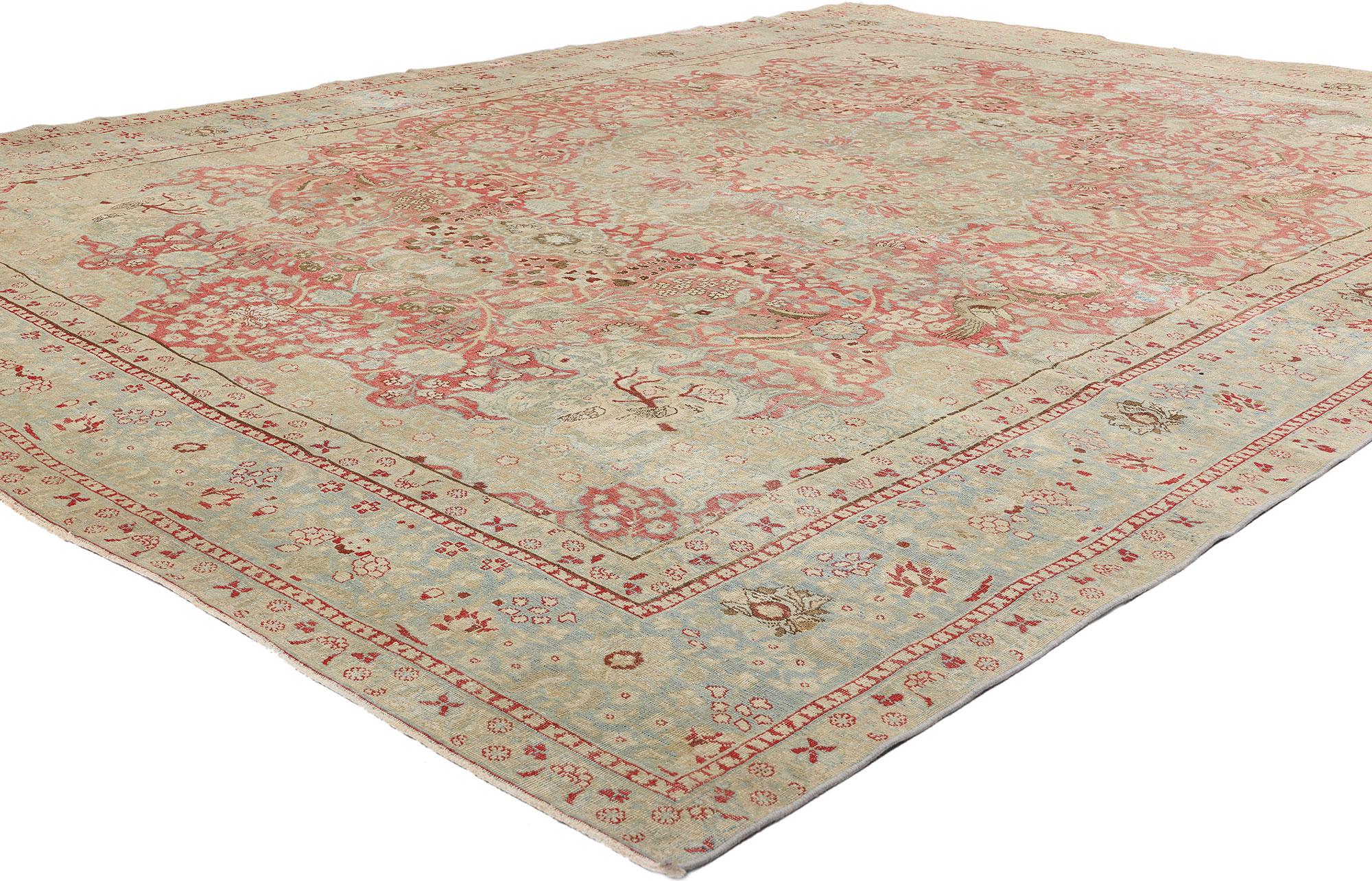 53165 Tappeto Tabriz antico persiano, 09'07 x 12'05. Questo tappeto antico persiano Tabriz, annodato a mano in lana, è una maestosa rappresentazione dell'esuberanza floreale e della maestria artigianale, con un lavaggio antico che ne esalta la ricca
