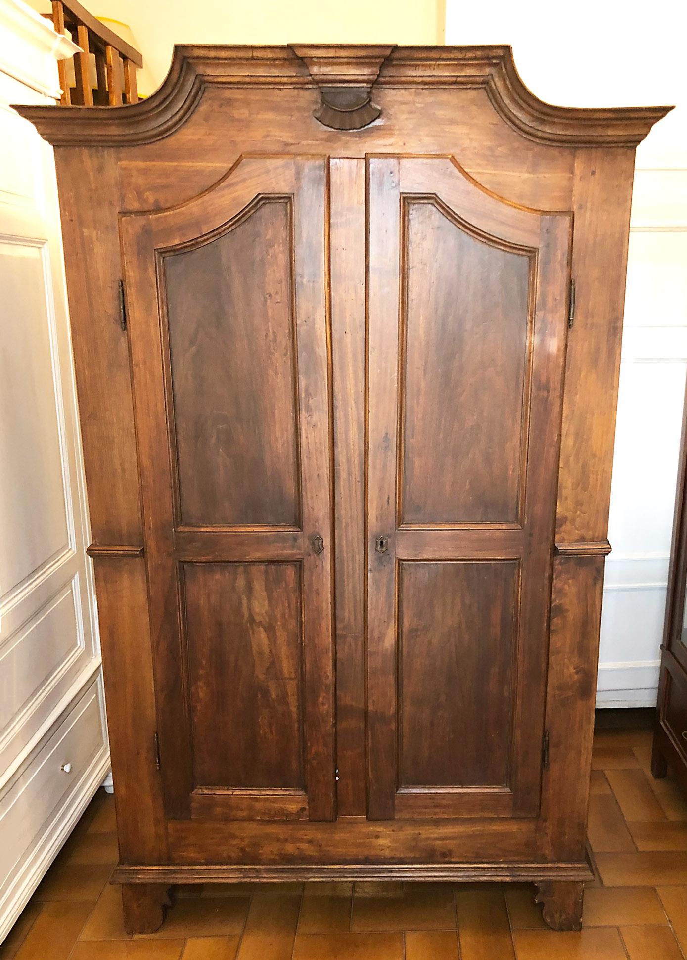 Antique Piedmontese wardrobe in poplar with two doors, original, walnut color.

The wardrobe is divided into two parts horizontally

Size cm: 128 + 12 frame x 50 x 213 height

Useful depth 43 cm.
The transport quote for the USA and Canada is