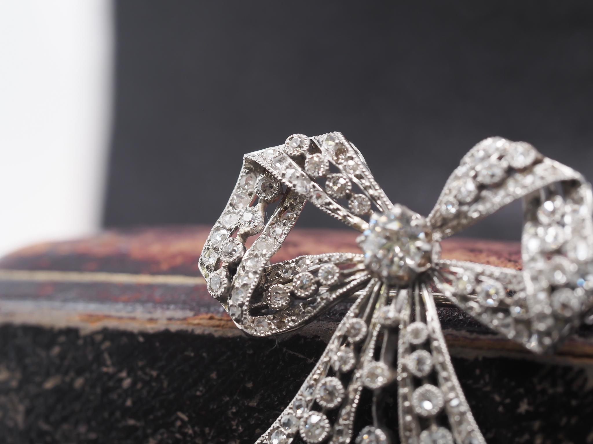 Artikel-Details:
Metall-Typ: Platin [gepunzt und geprüft]
Gewicht: 9,6 Gramm

Diamanten Details: 2,00ct Gesamtgewicht, Diamanten im alten europäischen und Rosenschliff, Farbe F-G, Reinheit VS/SI

Pin-Abmessungen:
Maße: 1,5 Zoll x 1,5 Zoll
Zustand: