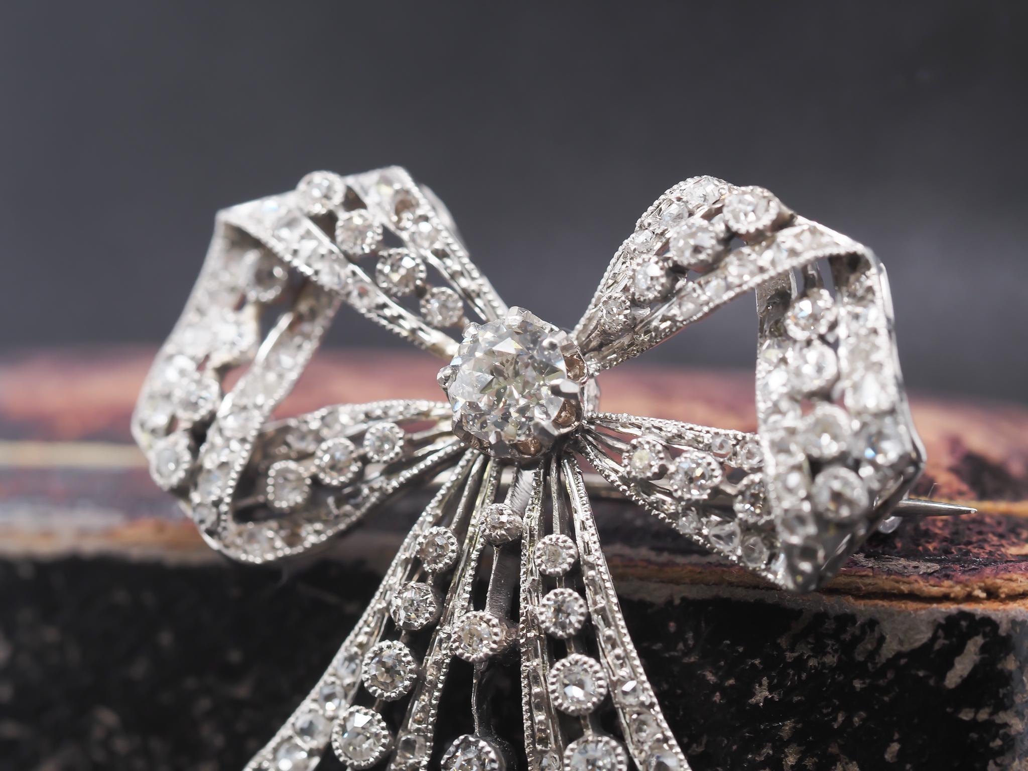 1900er Jahre Platinbandschleife Alteuropäische Diamantbrosche (Klassisch-römisch) im Angebot