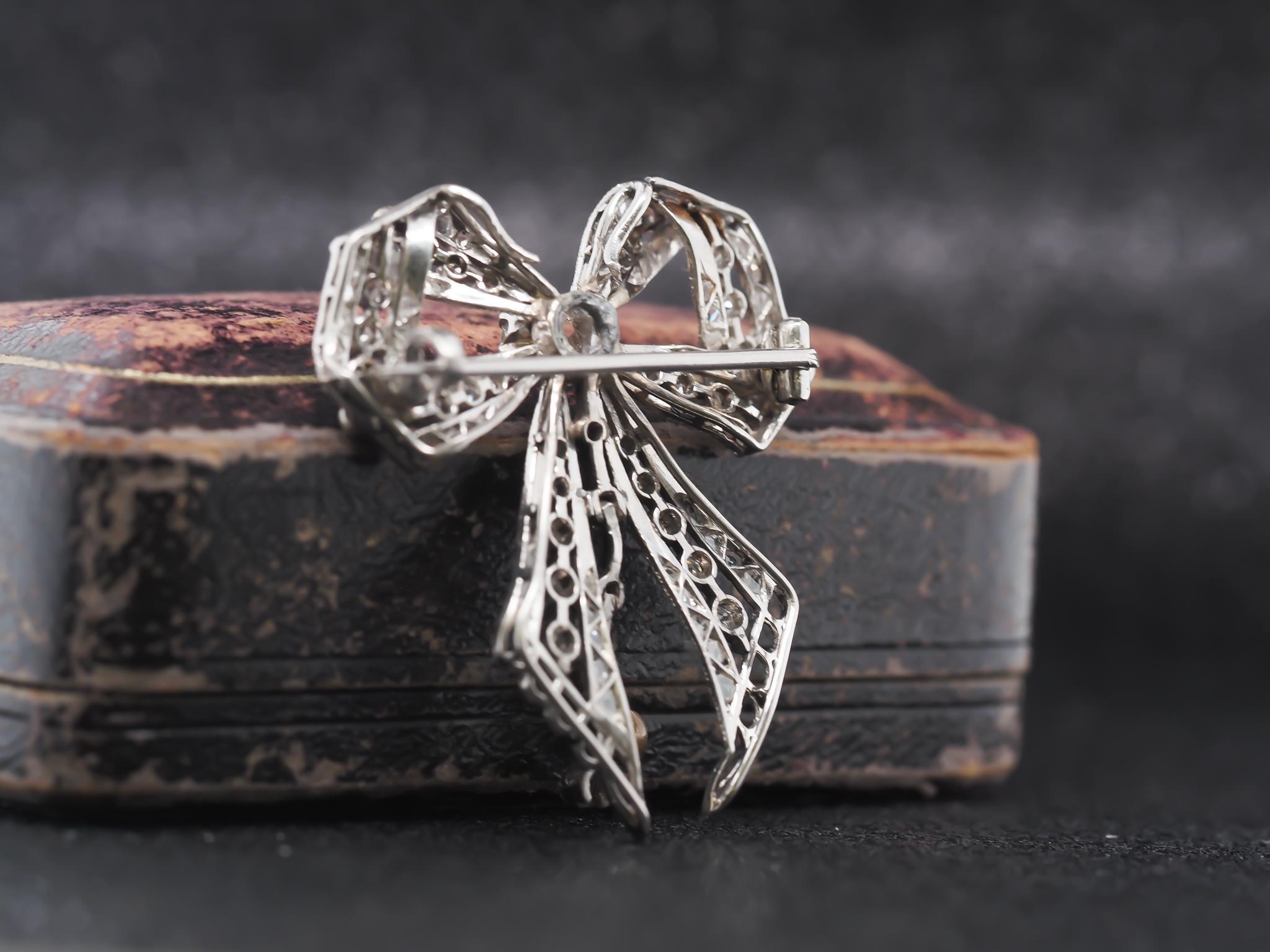 1900er Jahre Platinbandschleife Alteuropäische Diamantbrosche (Alteuropäischer Schliff) im Angebot