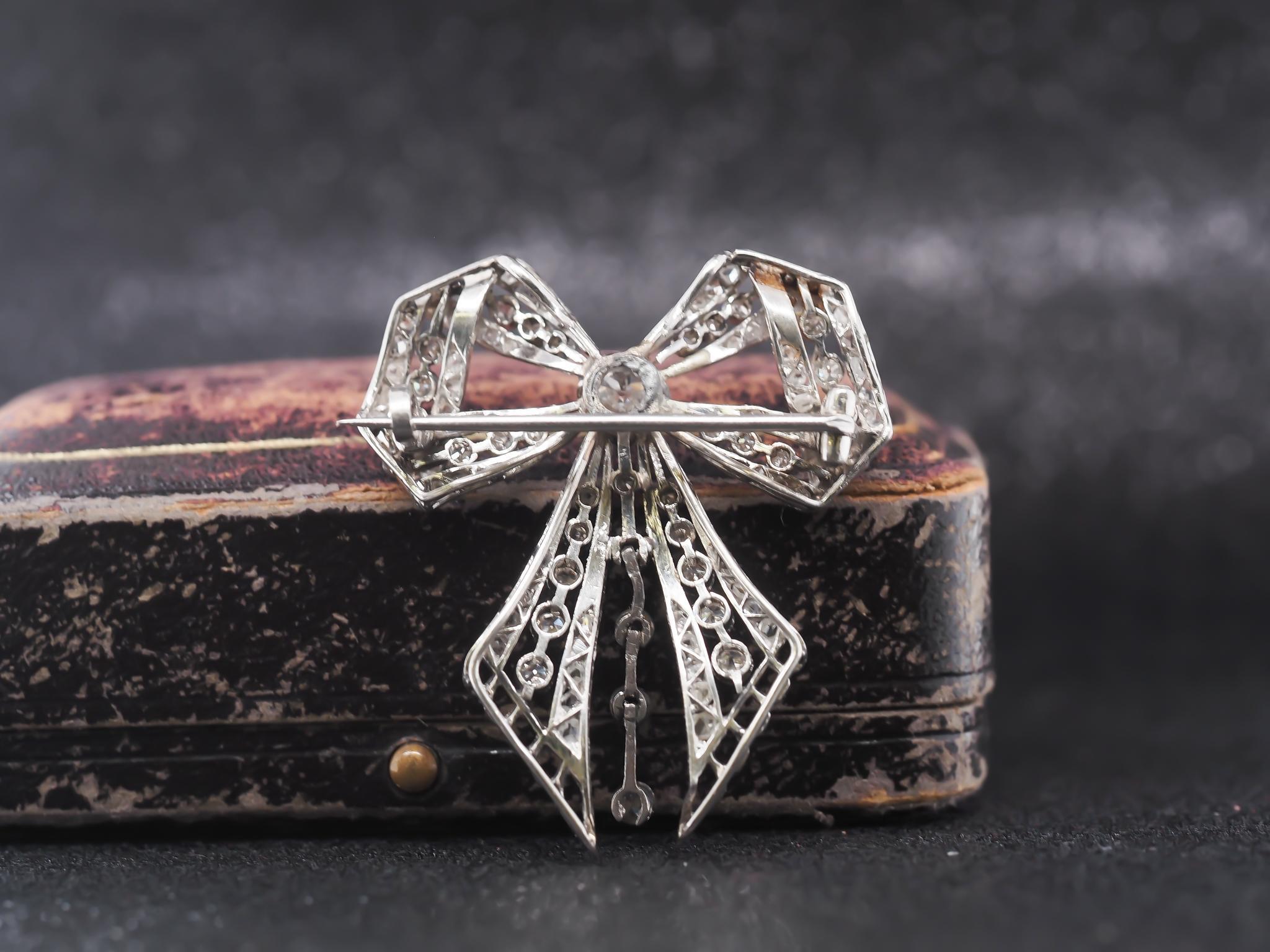 1900er Jahre Platinbandschleife Alteuropäische Diamantbrosche im Zustand „Gut“ im Angebot in Hicksville, NY