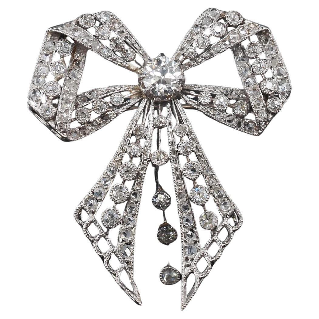 Broche de diamantes europeo antiguo con lazo de platino de 1900