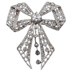 Broche de diamantes europeo antiguo con lazo de platino de 1900