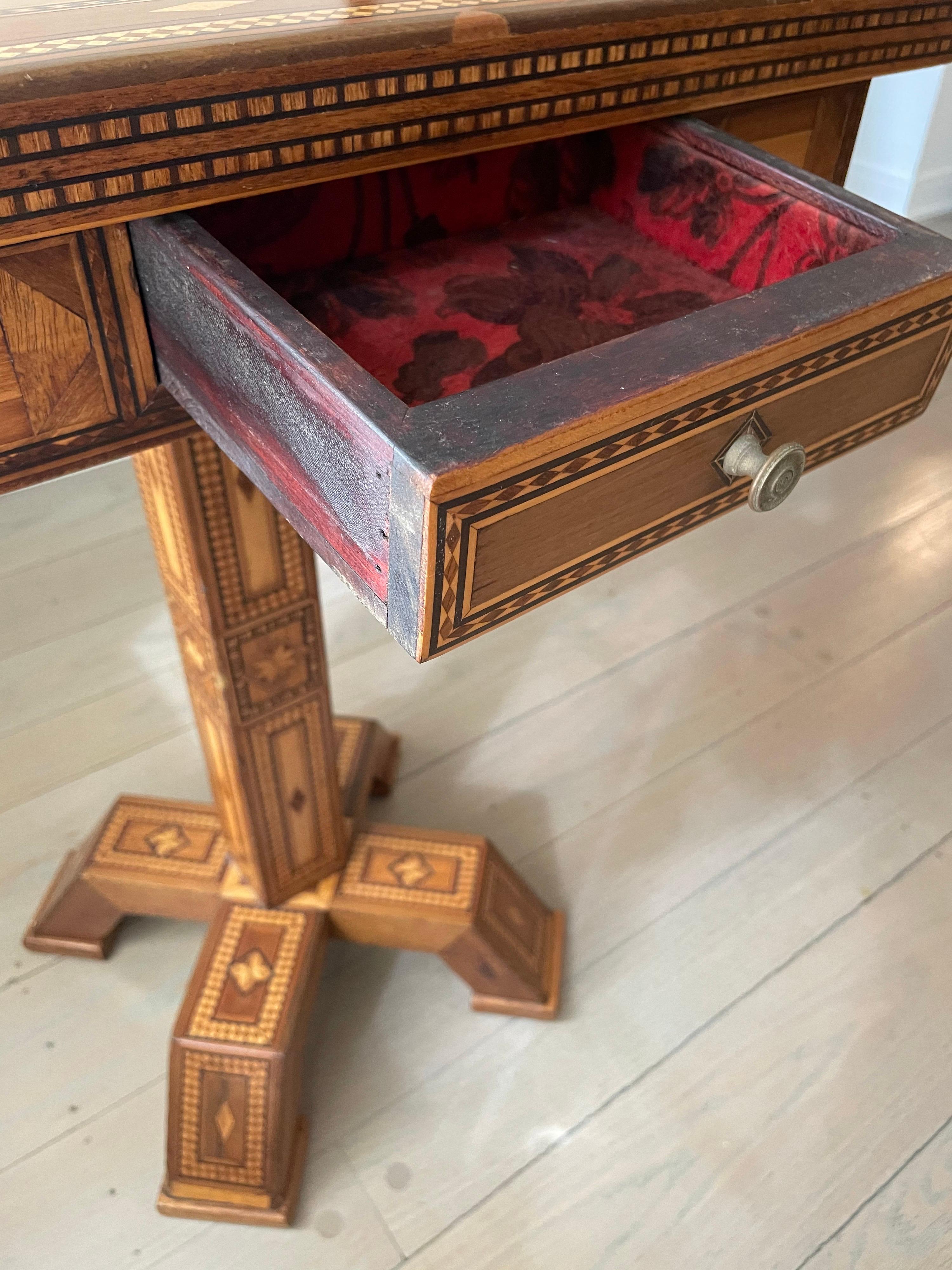 Américain Table d'appoint 1900 en marqueterie faite par un prisonnier en vente