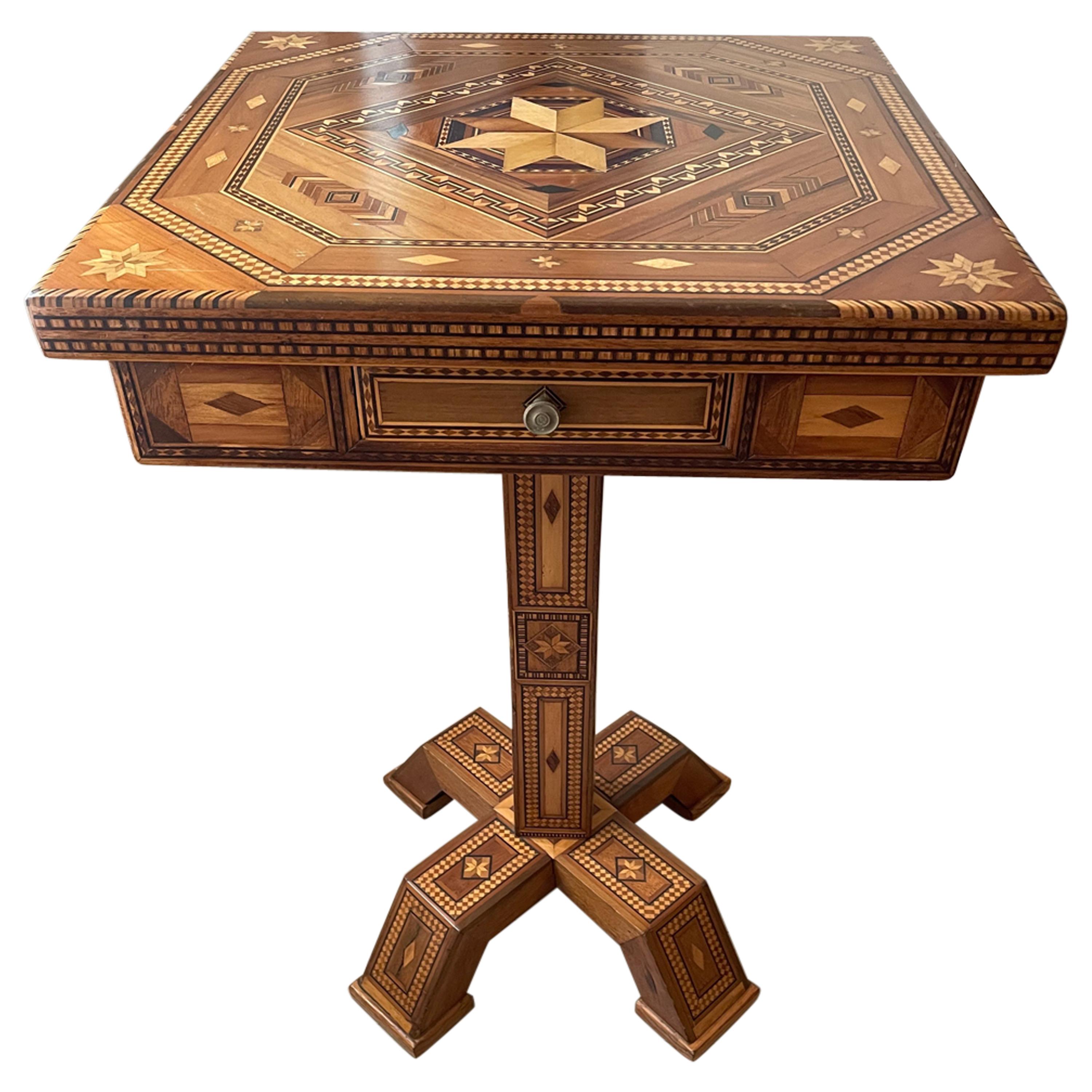 Table d'appoint 1900 en marqueterie faite par un prisonnier en vente