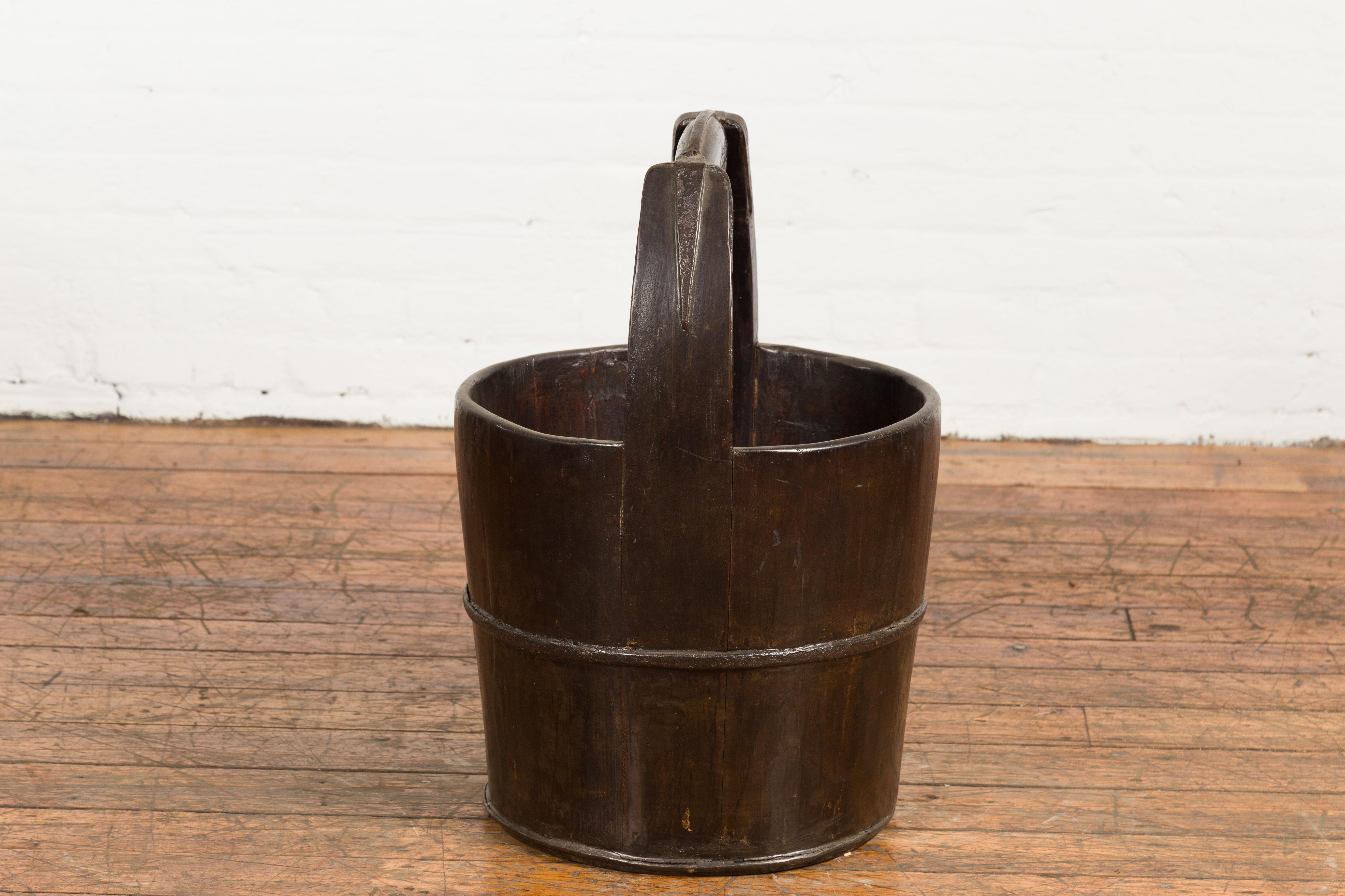 1900s Qing Southern Chinese Wooden Bucket with Large Handle and Metal Accents For Sale 5