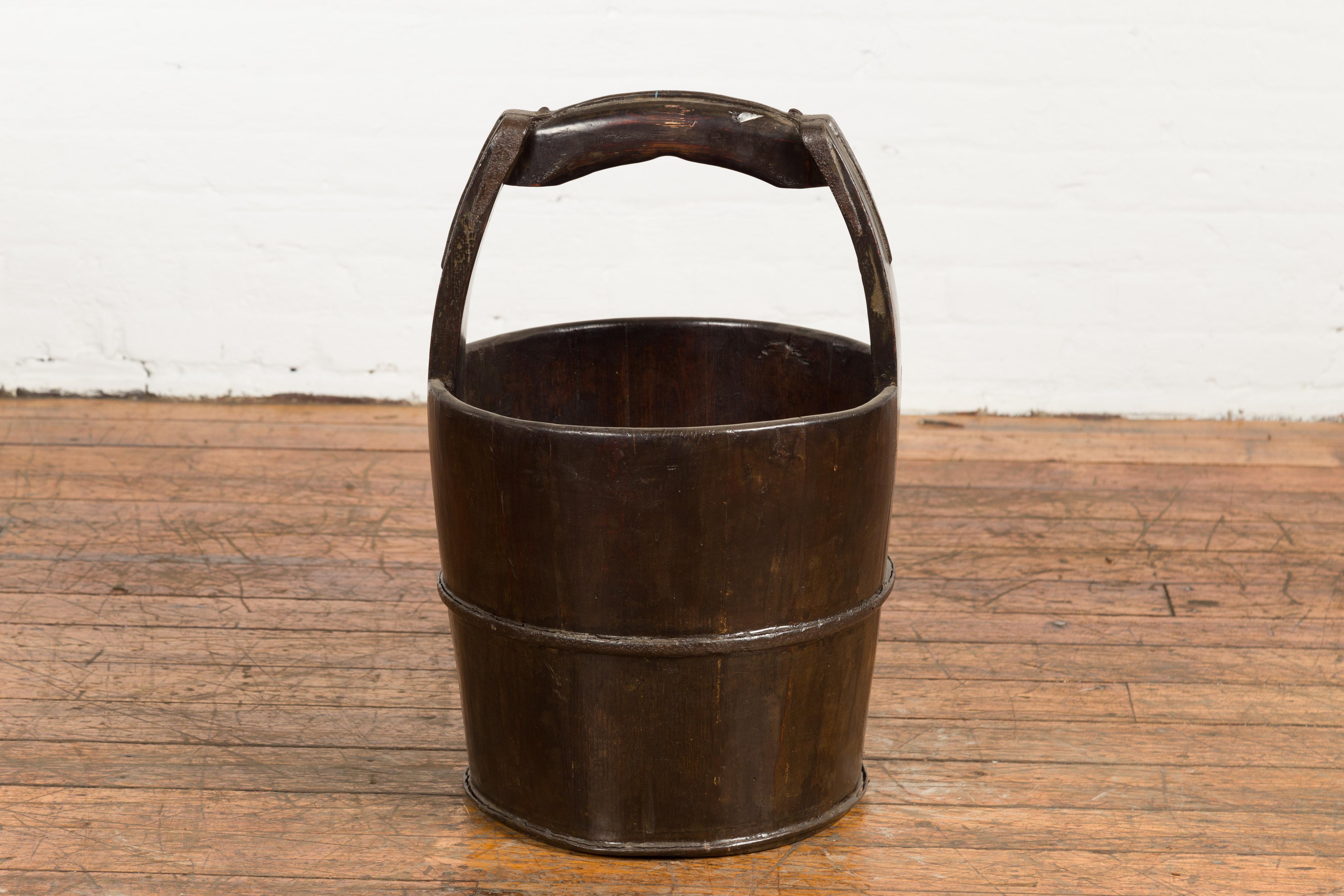 1900s Qing Southern Chinese Wooden Bucket with Large Handle and Metal Accents For Sale 6