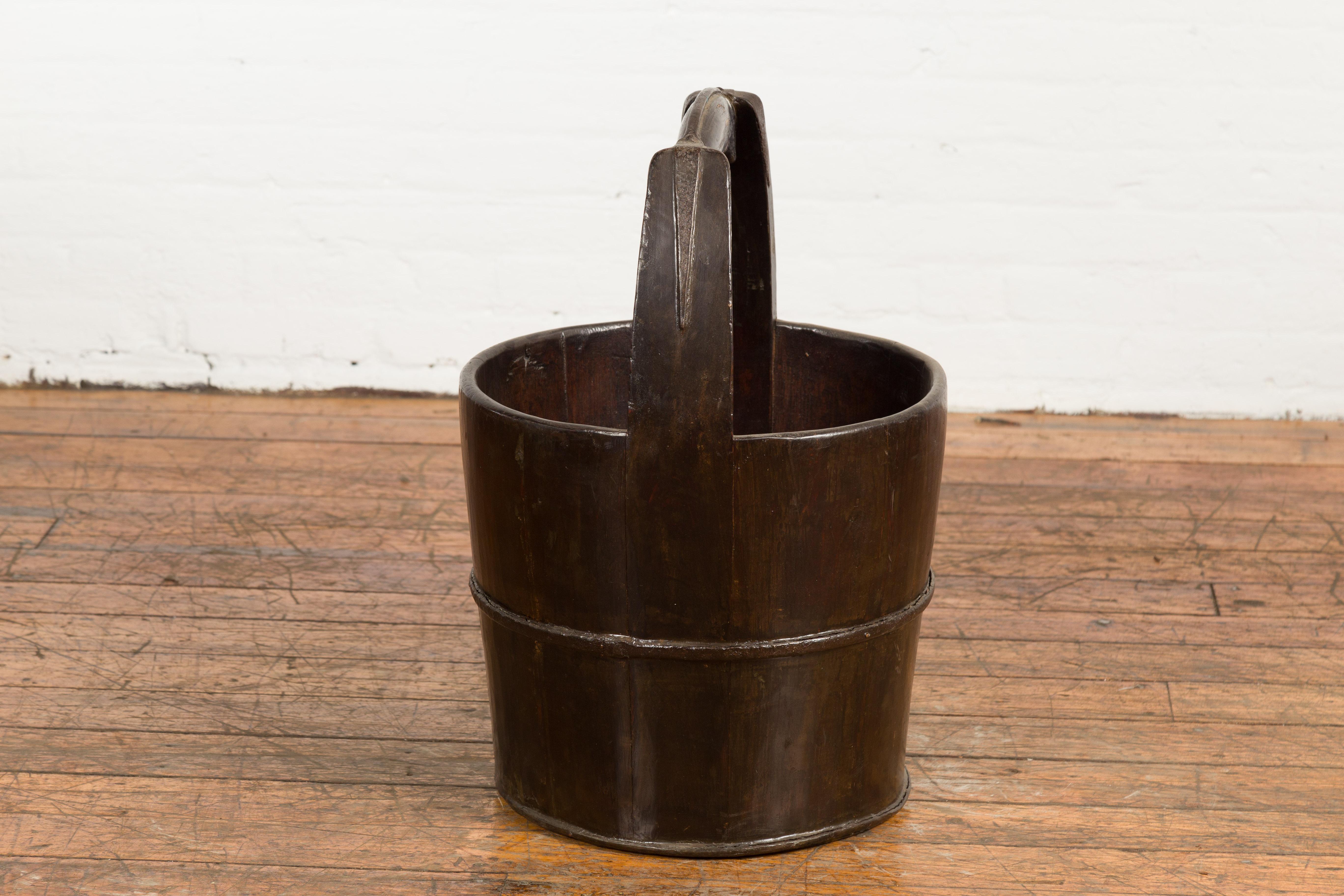 1900s Qing Southern Chinese Wooden Bucket with Large Handle and Metal Accents For Sale 7