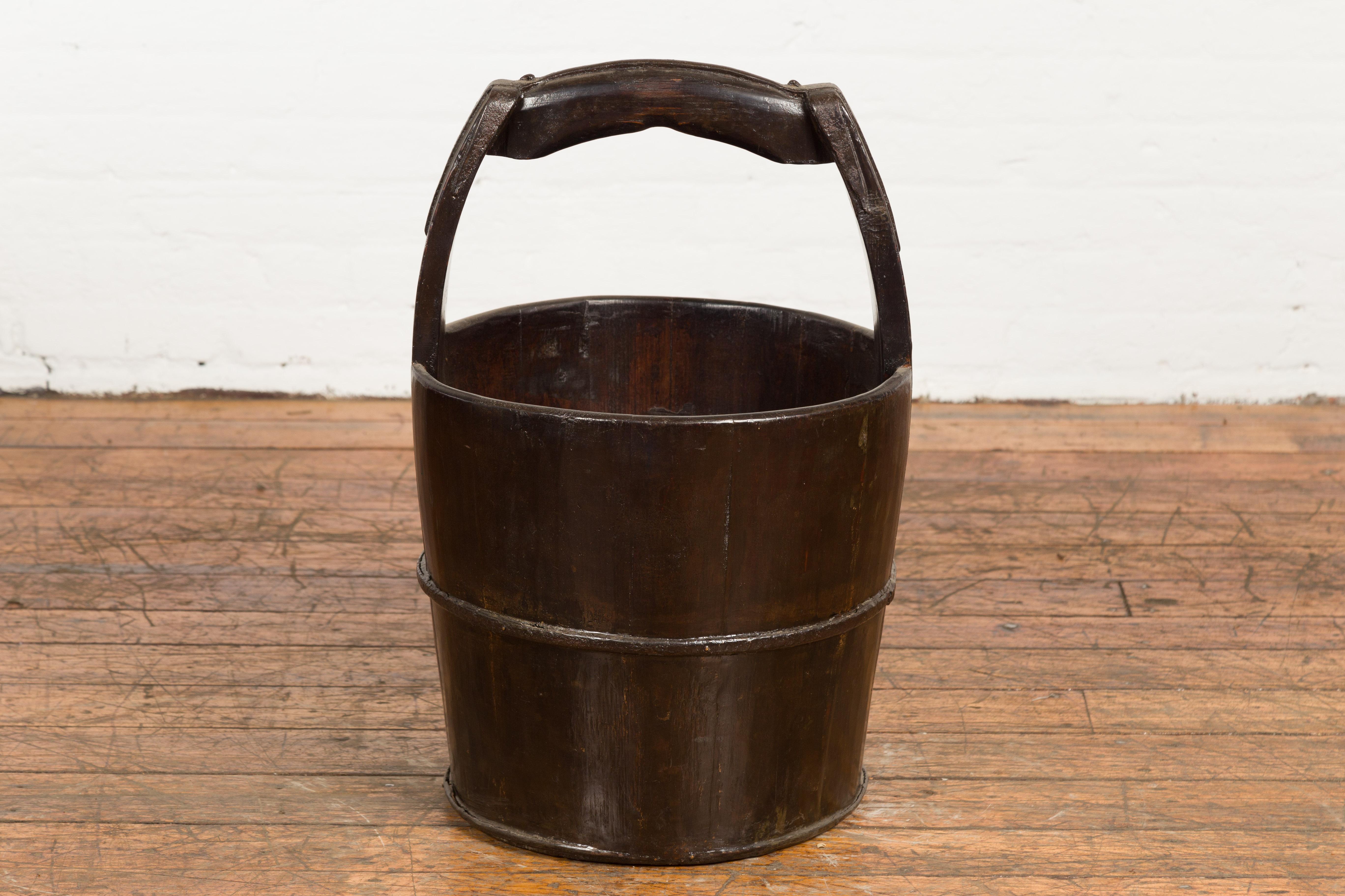 Carved 1900s Qing Southern Chinese Wooden Bucket with Large Handle and Metal Accents For Sale
