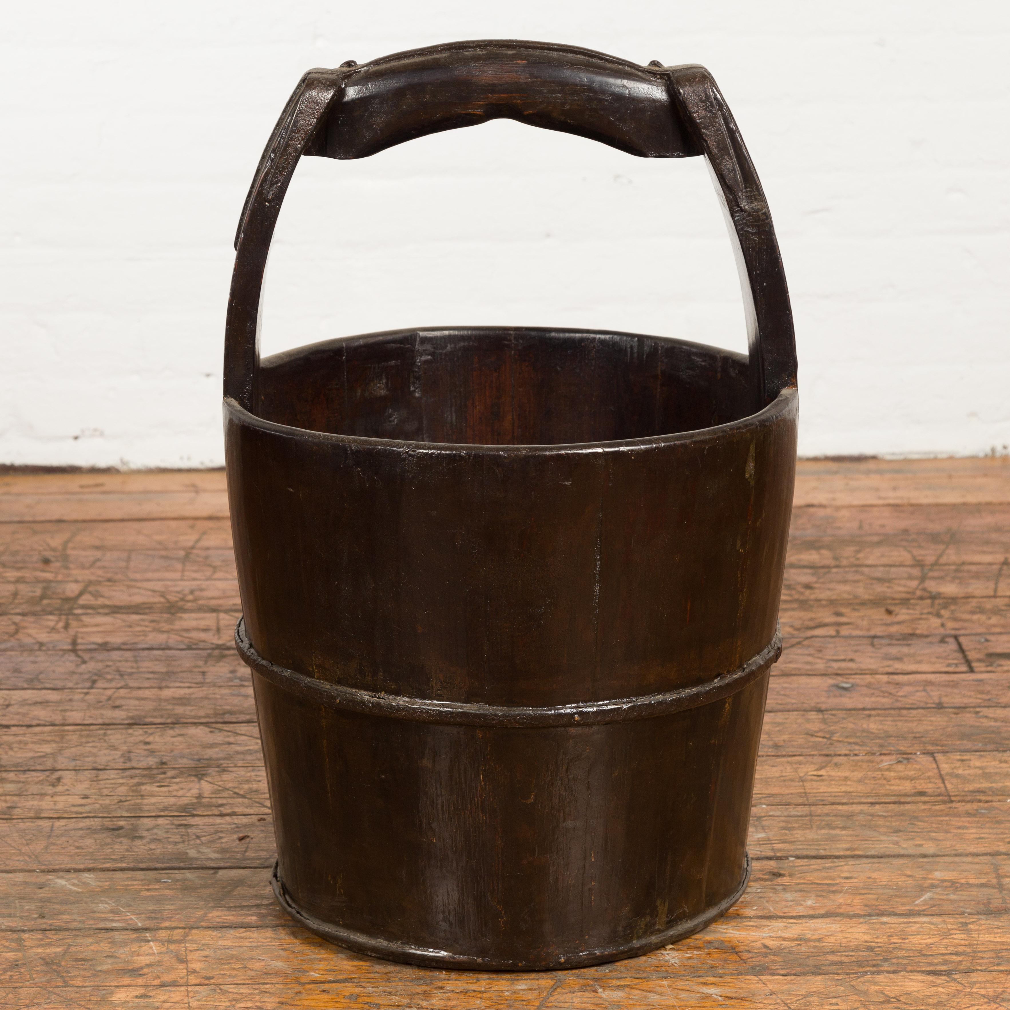 1900s Qing Southern Chinese Wooden Bucket with Large Handle and Metal Accents In Good Condition For Sale In Yonkers, NY