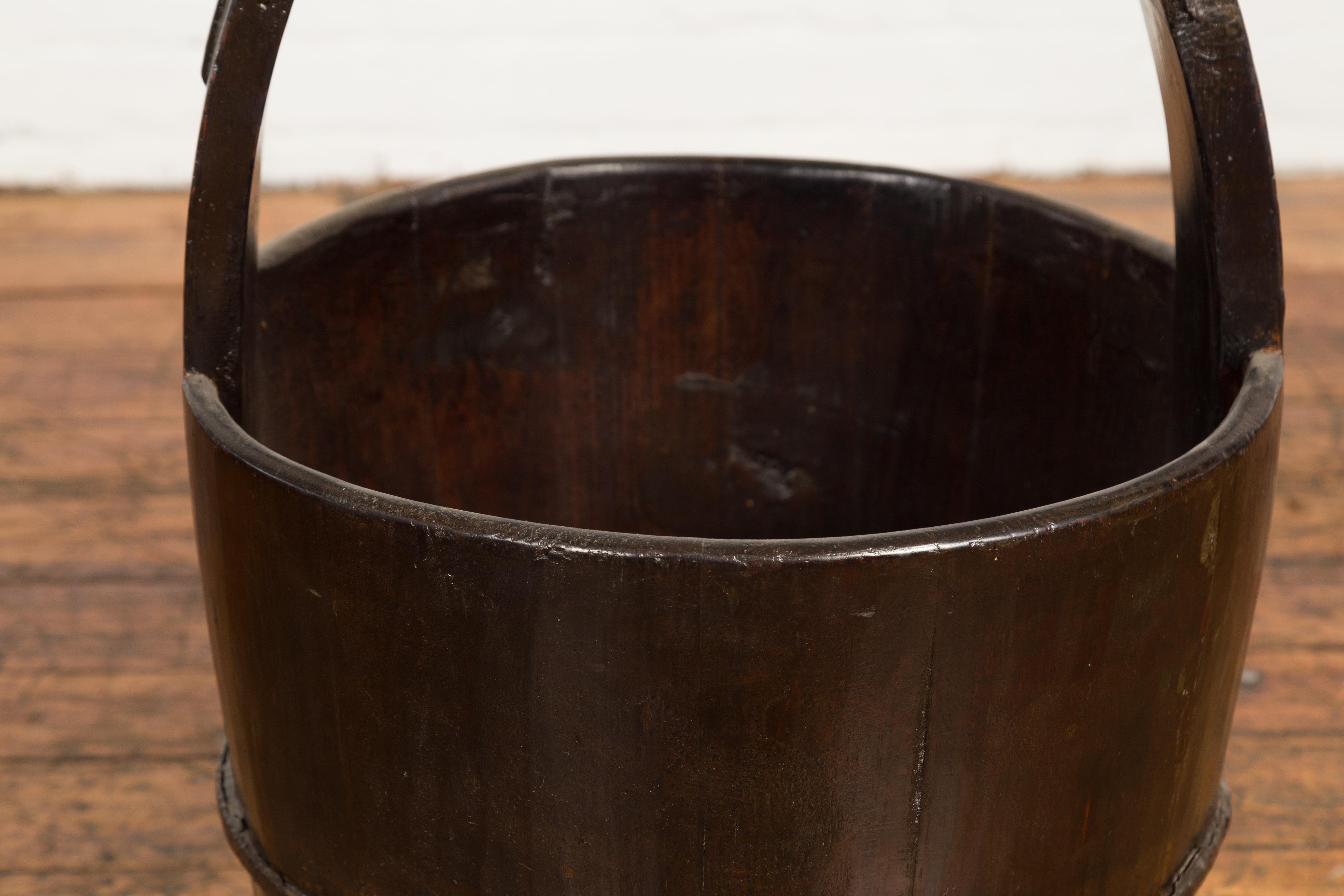 1900s Qing Southern Chinese Wooden Bucket with Large Handle and Metal Accents For Sale 1