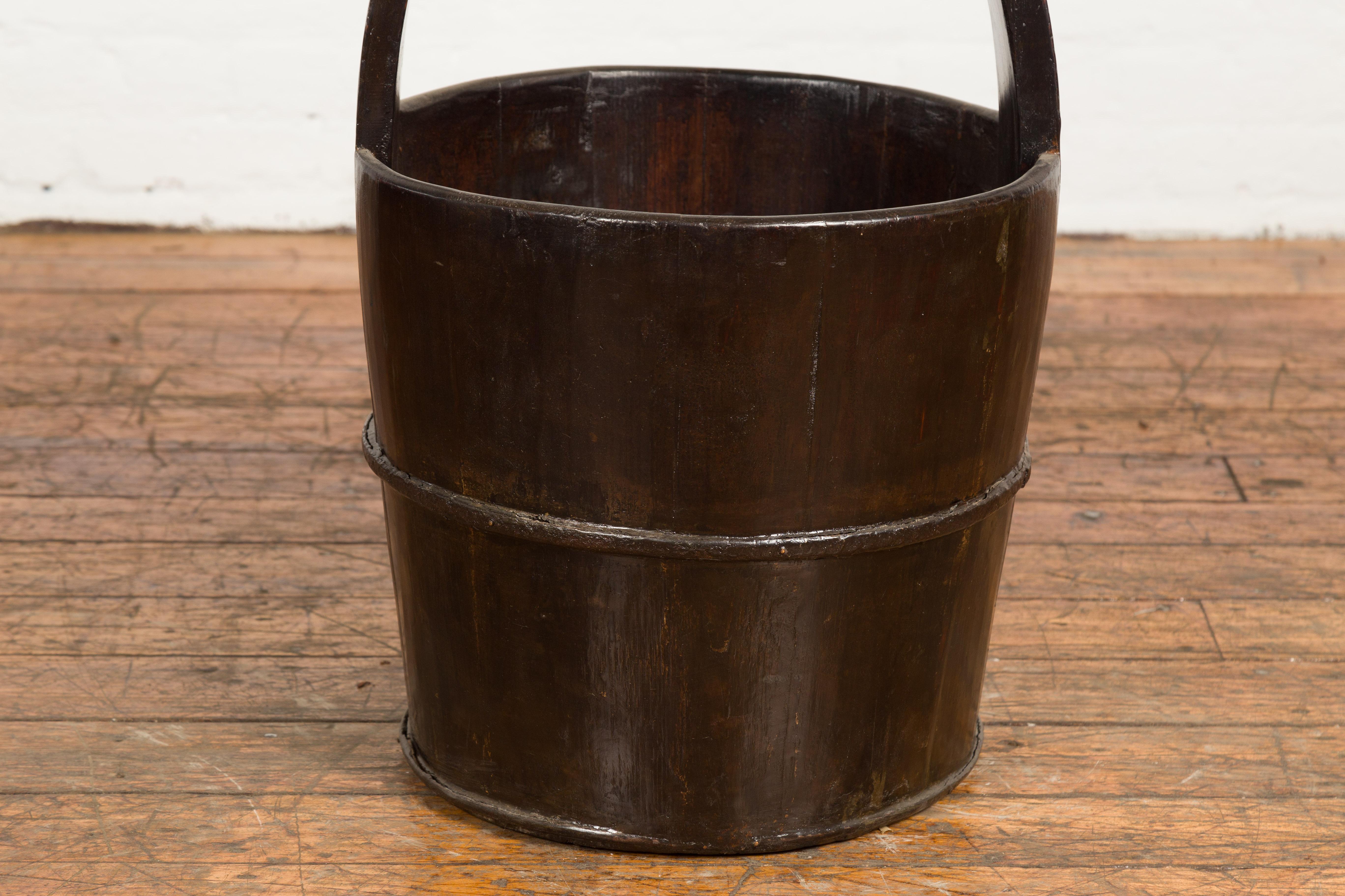 1900s Qing Southern Chinese Wooden Bucket with Large Handle and Metal Accents For Sale 2