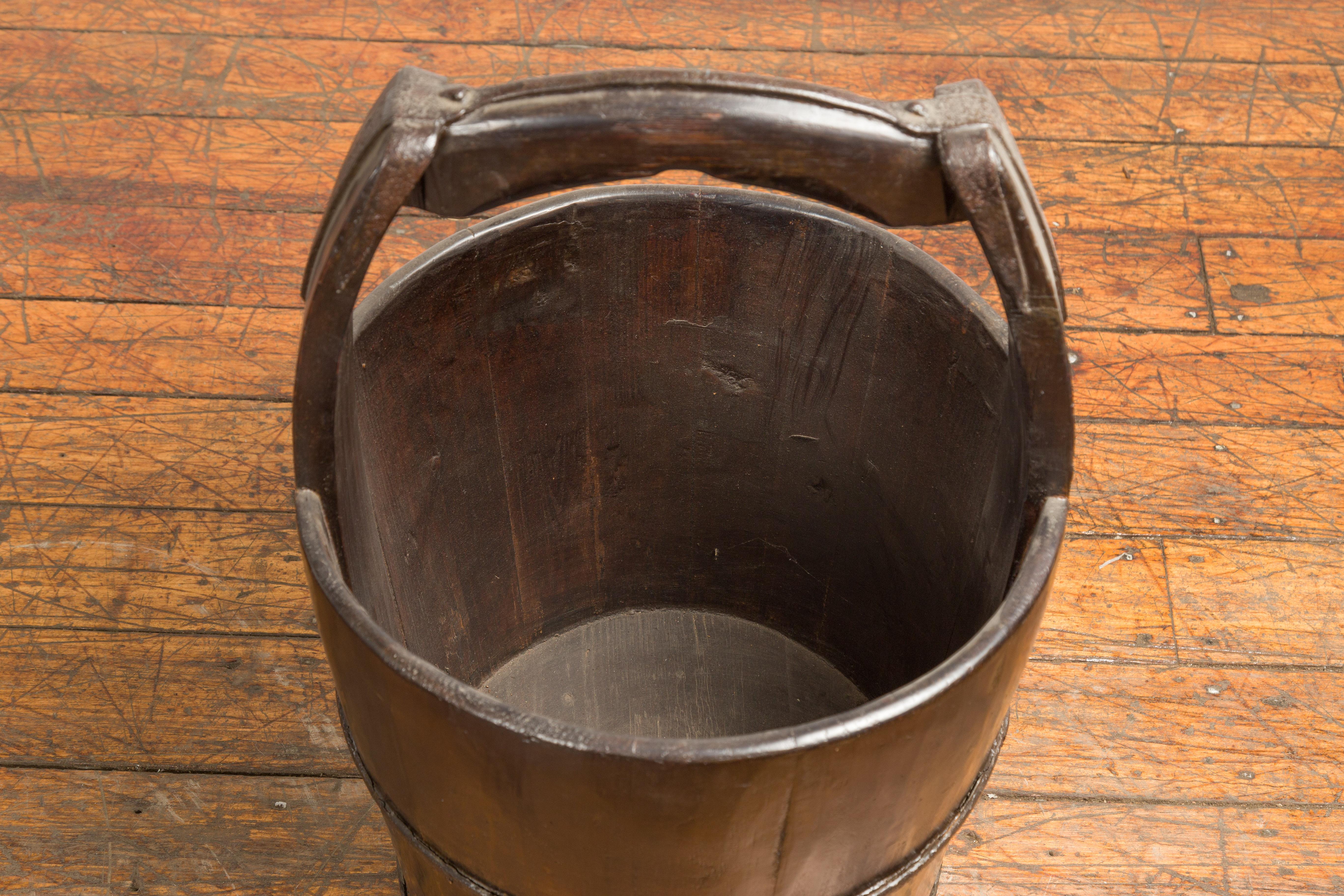 1900s Qing Southern Chinese Wooden Bucket with Large Handle and Metal Accents For Sale 3