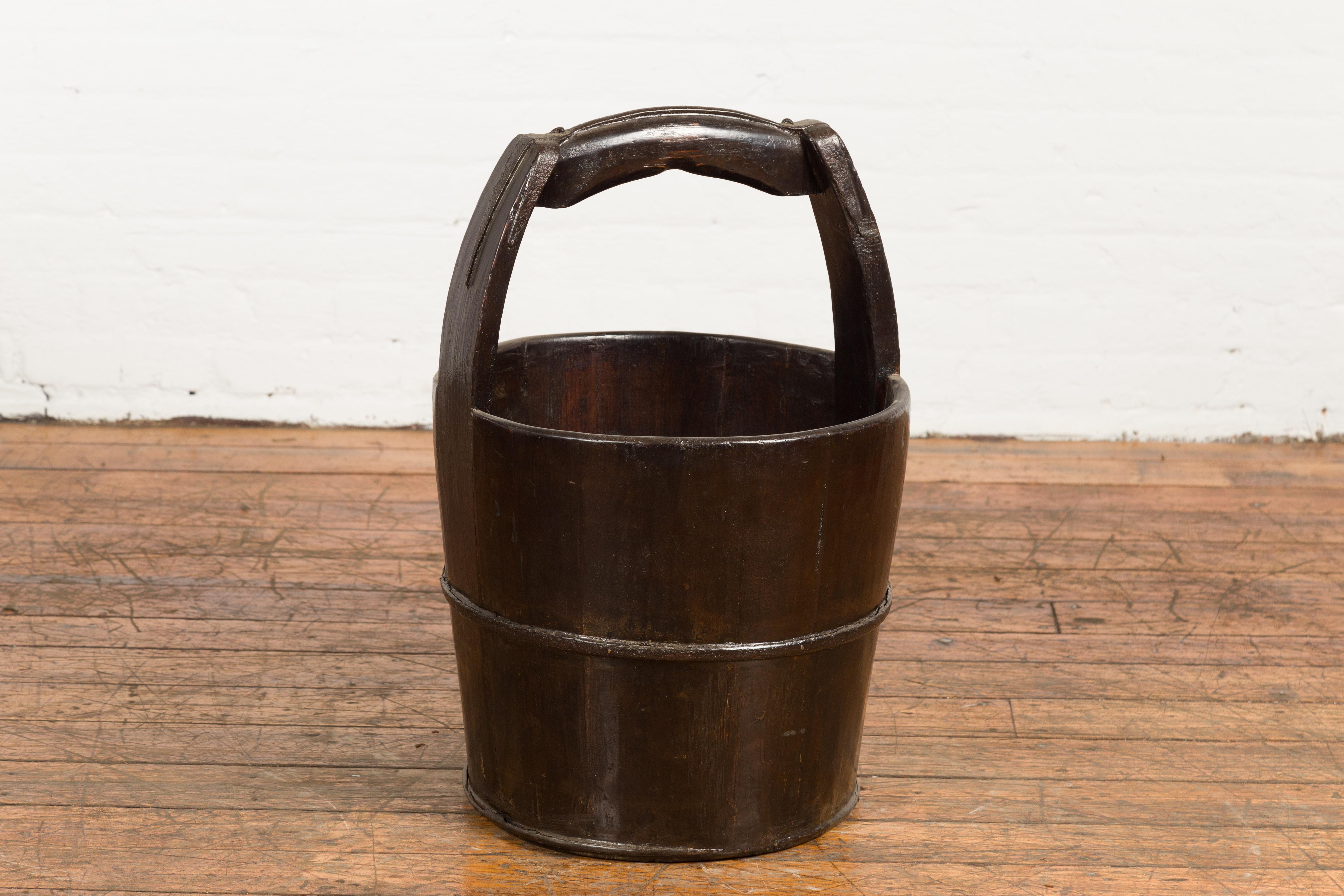 1900s Qing Southern Chinese Wooden Bucket with Large Handle and Metal Accents For Sale 4