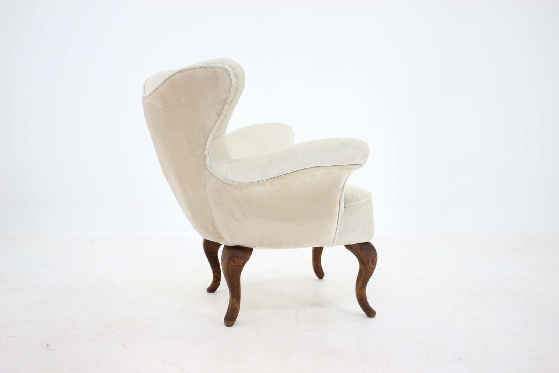 - Newly upholstered in velvet fabric
- Wooden legs have been refurbished 
- Height of seat 43 cm.
  