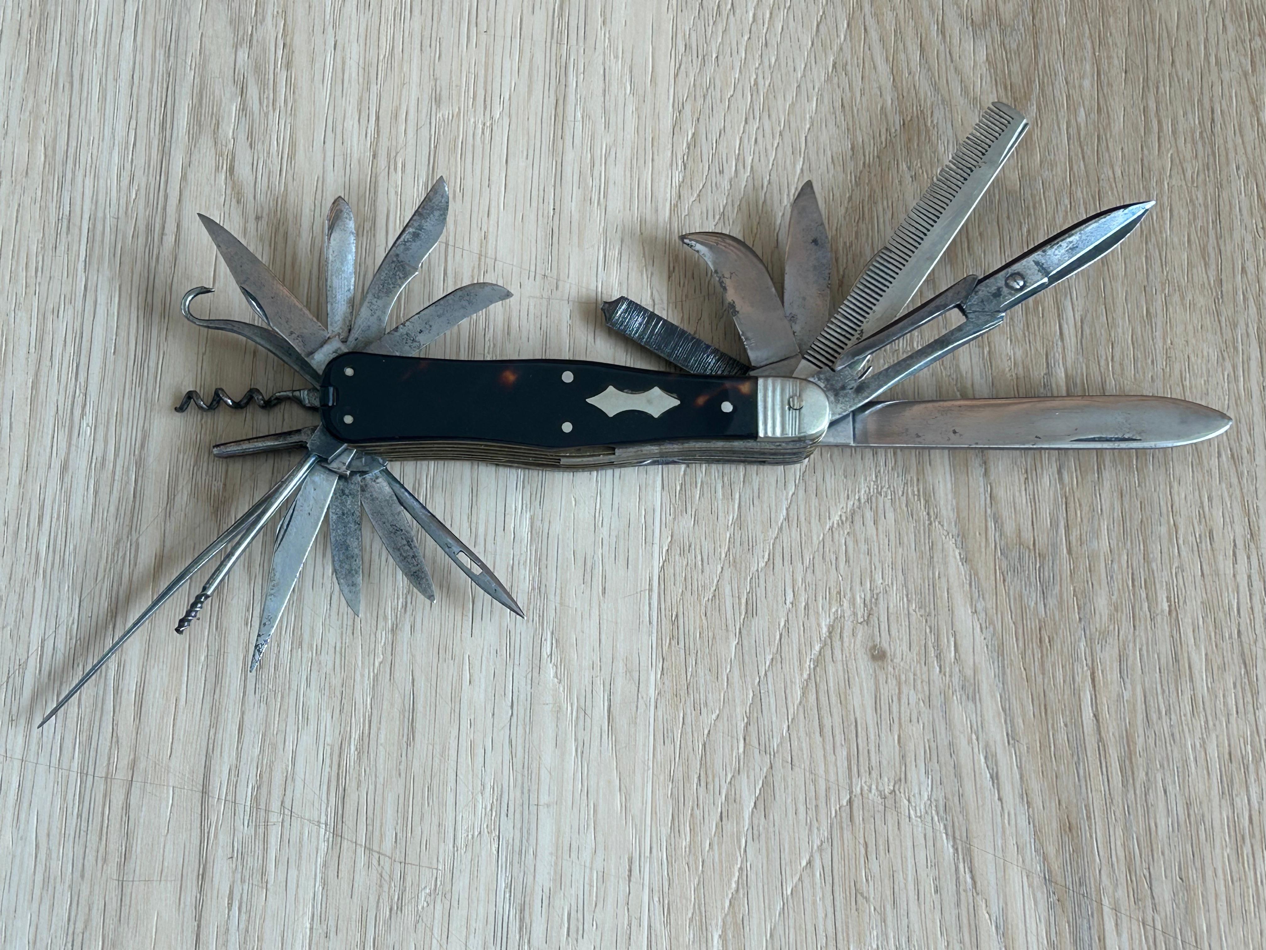 1900's Rare Tortoiseshell 'Swiss Army' Pen Knife In Good Condition For Sale In Hong Kong, HK