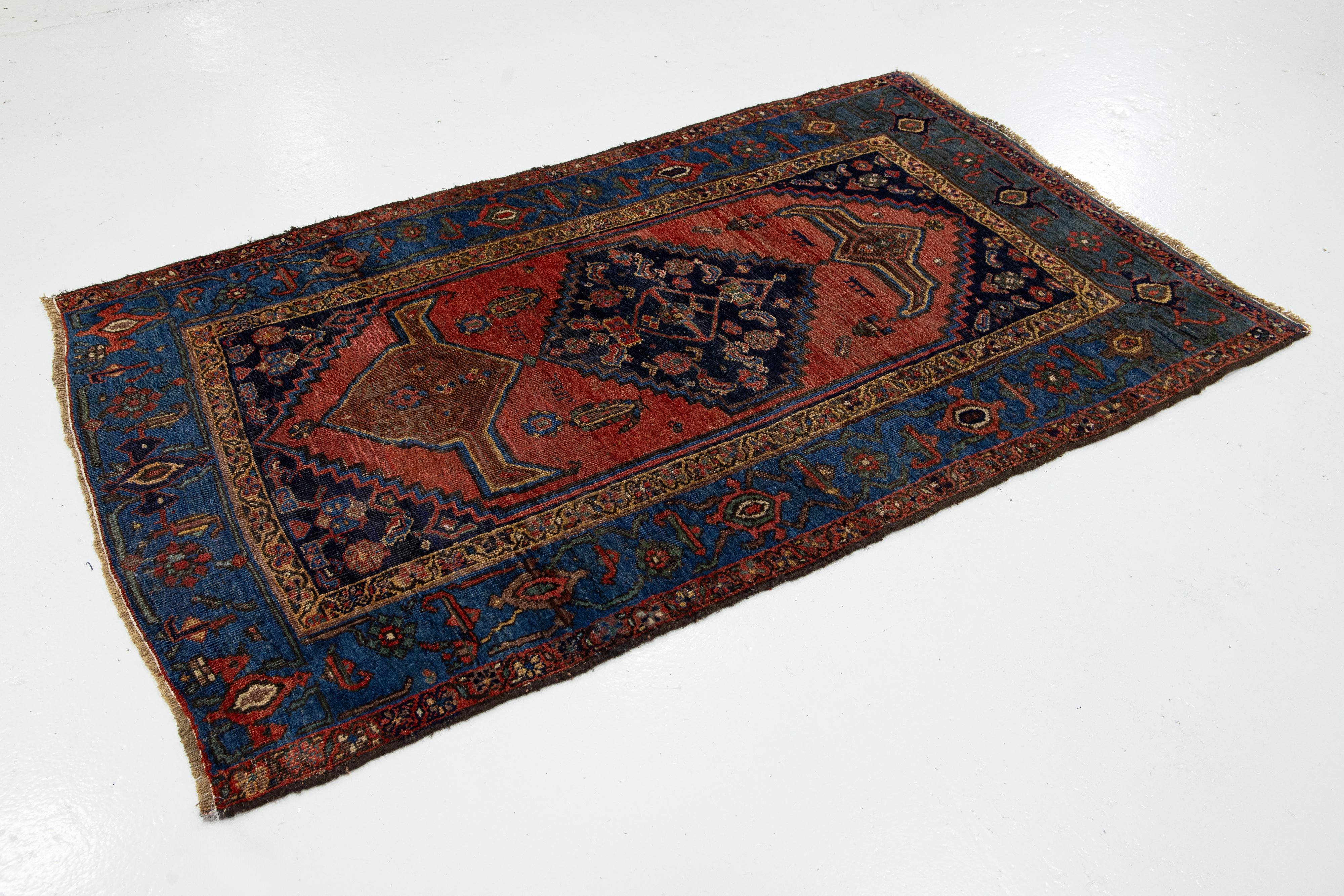 1900er Rot und Blau Antiker Bidjar Handgefertigter Wollteppich (Islamisch) im Angebot