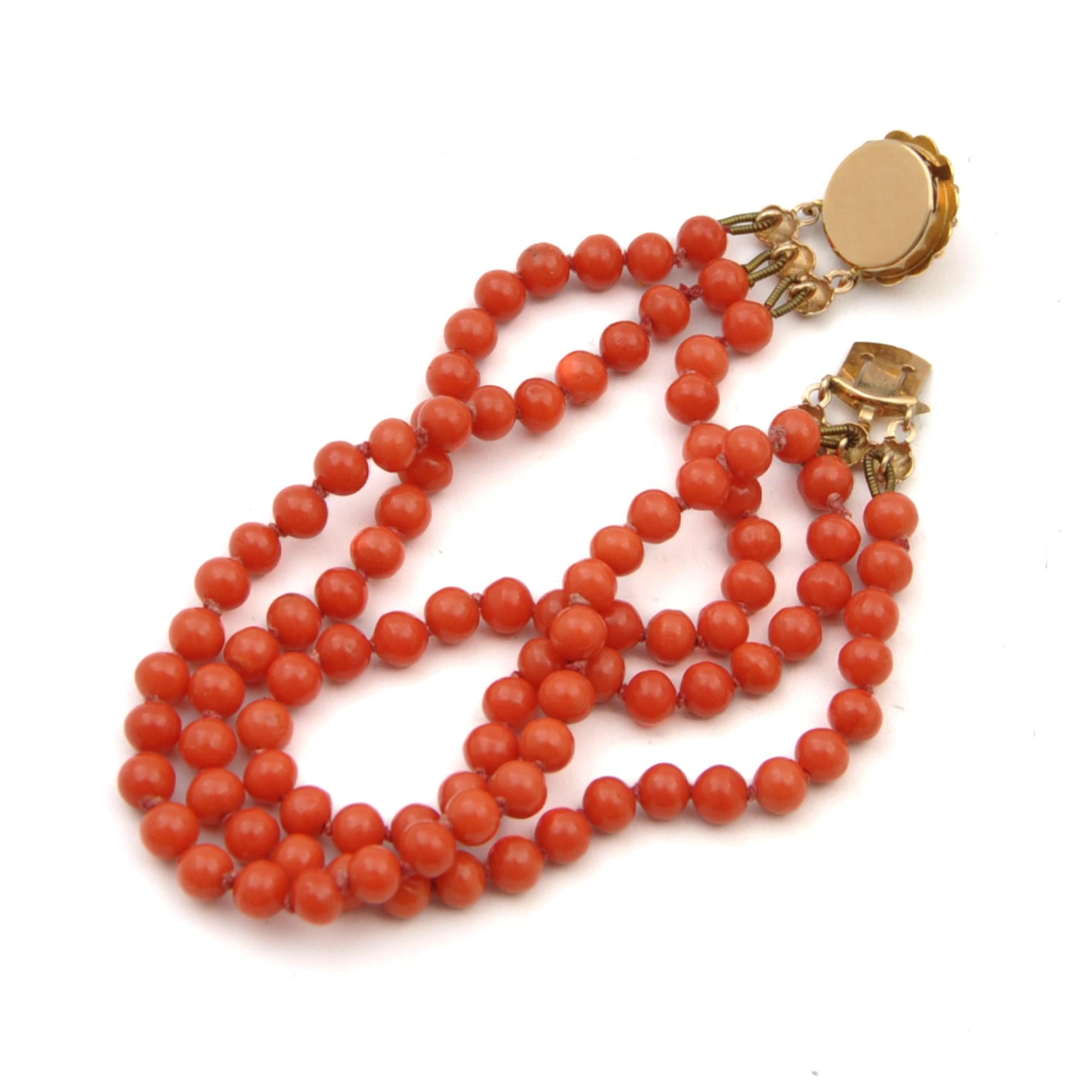 Antikes Perlenarmband aus 14 Karat Gold mit roter Koralle für Damen oder Herren im Angebot