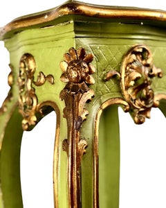 Piédestal rococo français des années 1900, laqué vert et doré