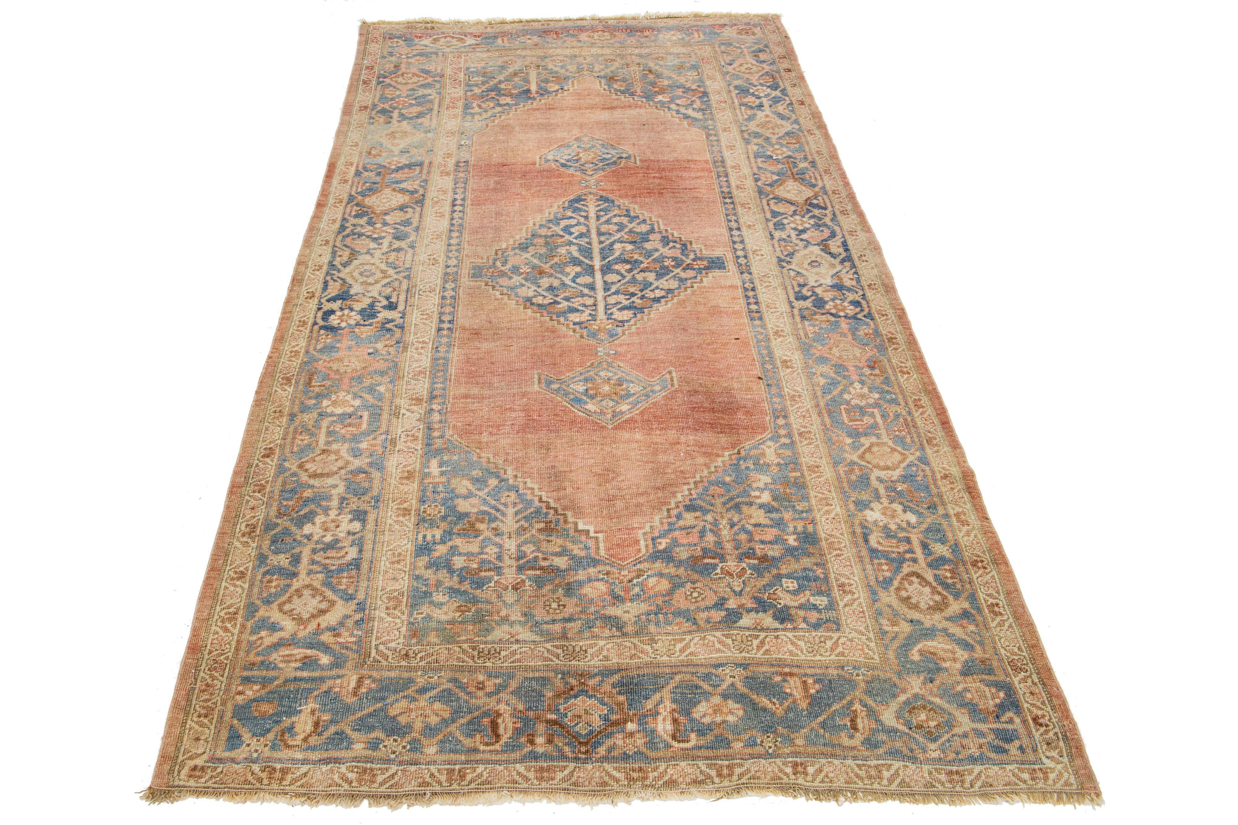 Dieser außergewöhnliche Bidjar-Wollteppich mit antikem Charme besticht durch seine exquisite, handgeknüpfte Wolle mit rostrotem Farbfeld. Das Medaillon in der Mitte weist elegante blaue Akzente auf.

Dieser Teppich misst 4'10' x 8'10