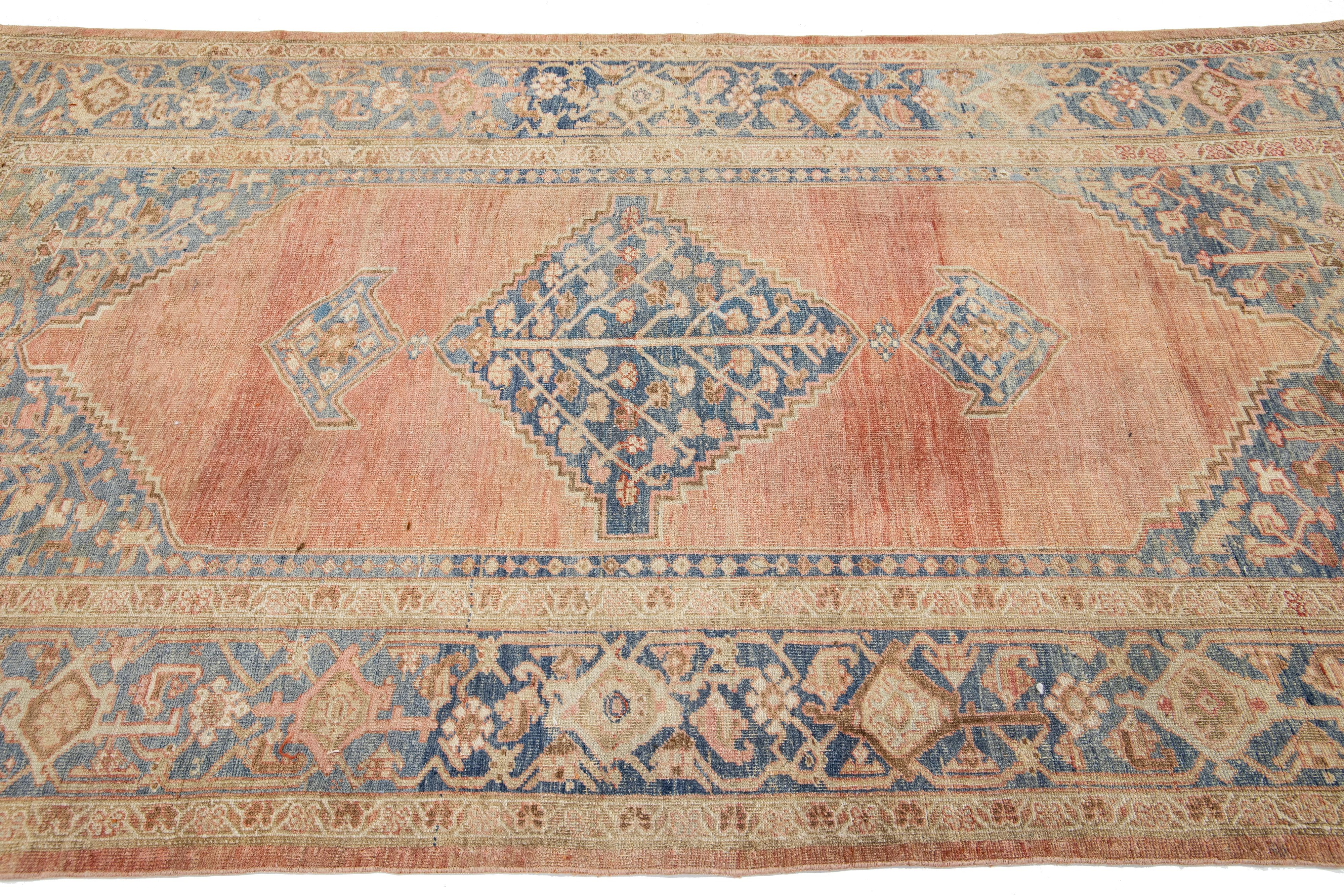 1900's Room-sized Wollteppich Rustic Antique Bidjar Design mit Medaillon-Motiv (Persisch) im Angebot