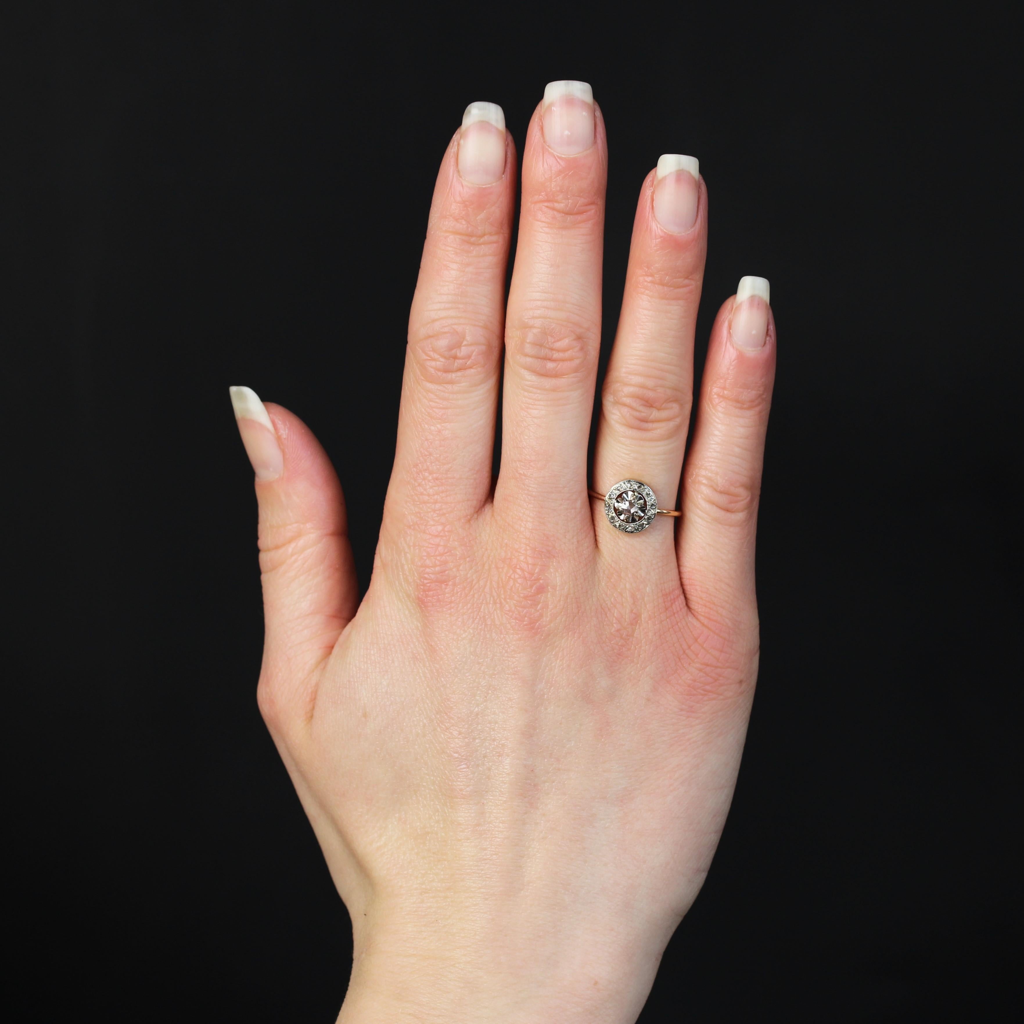Ring aus 18 Karat Roségold und Platin.
Ein femininer antiker Ring in runder Form, besetzt mit Diamanten im Rosenschliff, der mittlere in einer Krallenfassung und die um ihn herum liegenden in einer ziselierten Fassung. Der Ring ist ein Runddraht und