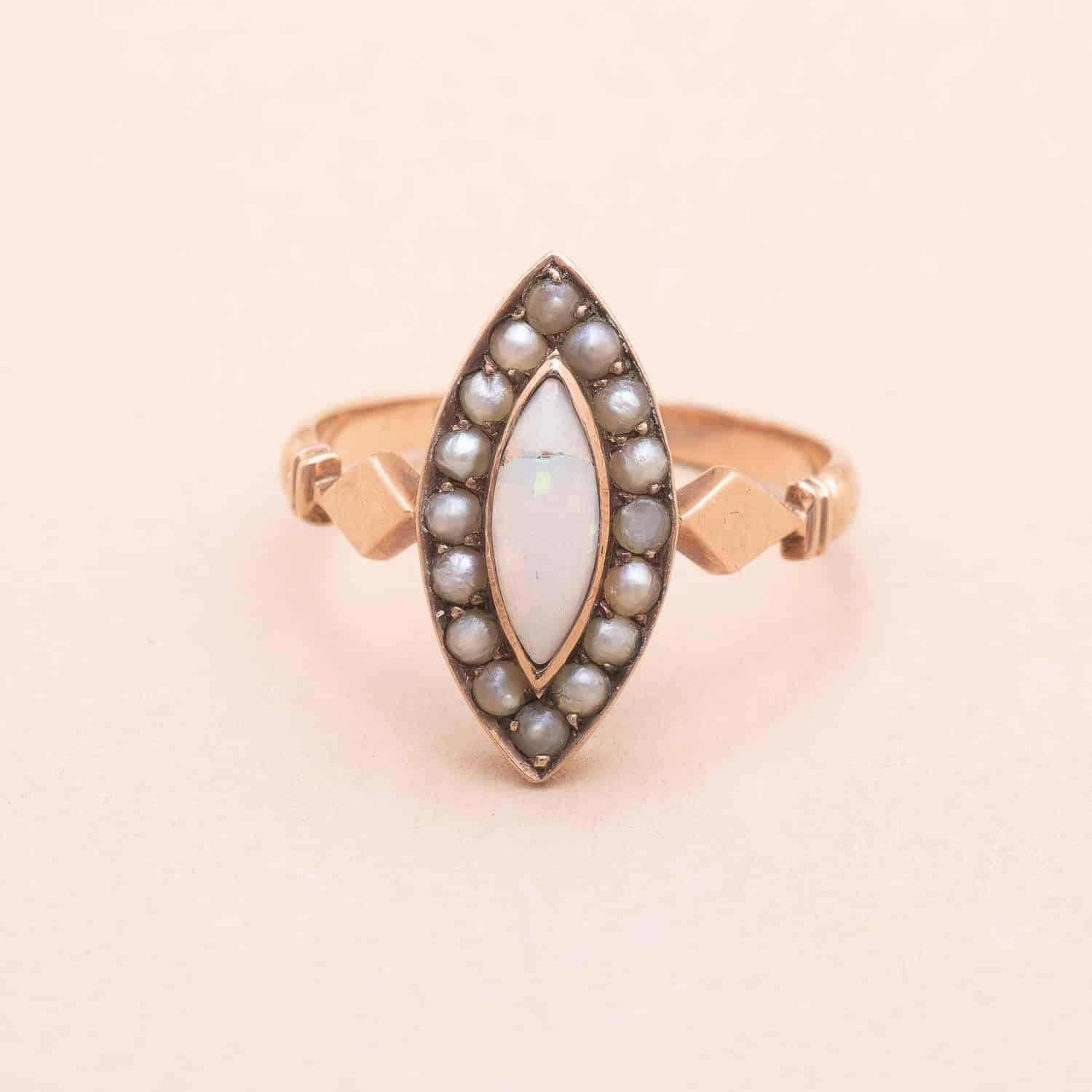 8K (333°/00) rose gold opal and seed pearls marquise ring.

Diamond-shaped shoulders.

Slight deformation of the bridge.

Hallmark 333

English craftsmanship - circa 1900 

Ring size : 52 (FR) / 6(US)

Gross weight : 2.04g