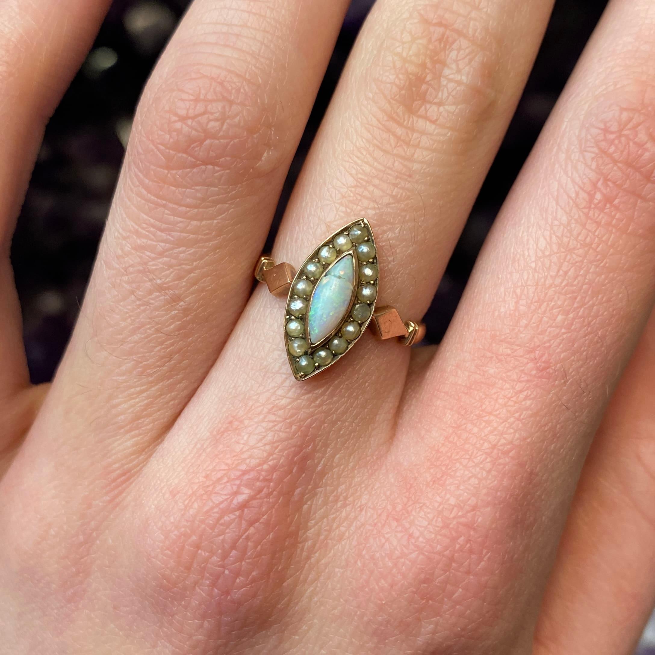 1900s rose gold and opal marquise ring In Fair Condition For Sale In PARIS, FR
