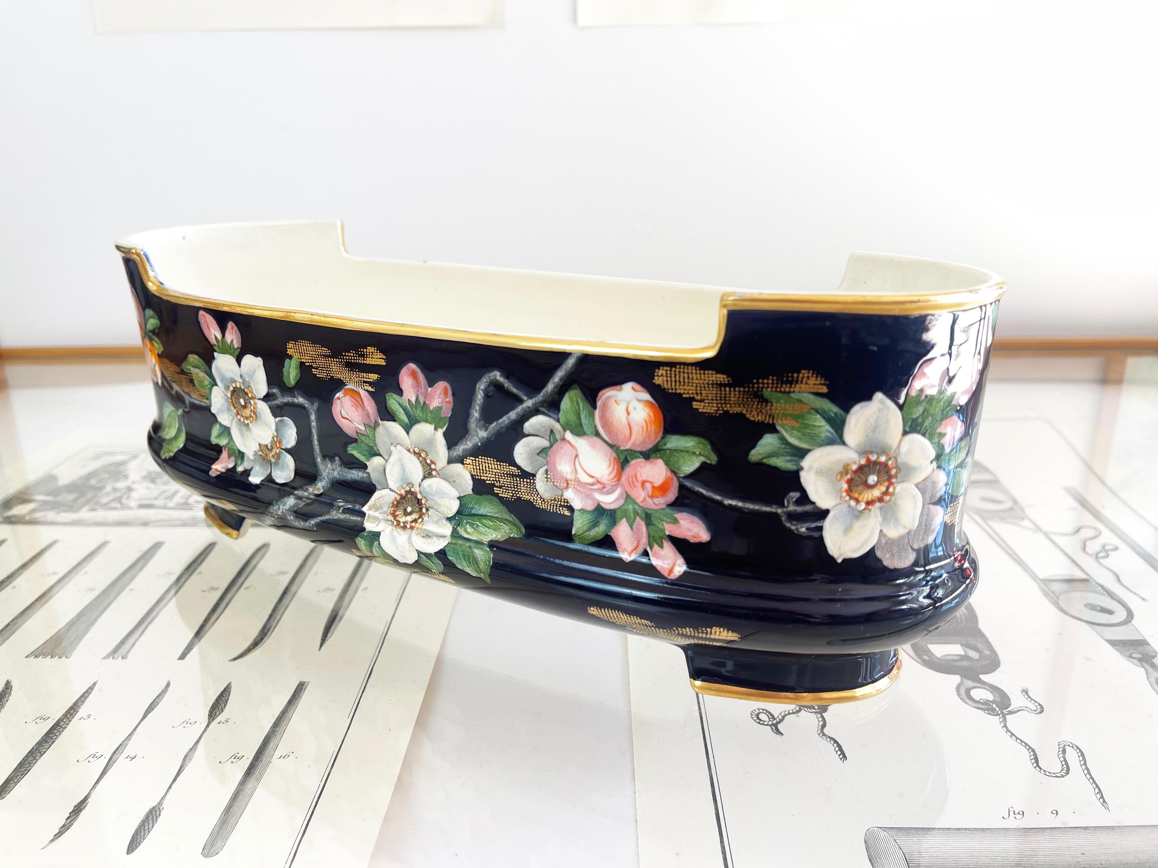 Bellissimo jardiniere antico in stile art nouveau della rarissima serie ''Taiping'' di Villeroy & Boch, Mettlach, Germania, 1900 circa.
Blu reale, decorato a mano e parzialmente dorato, con rami di fiori di ciliegio, policromi con smalti dai colori