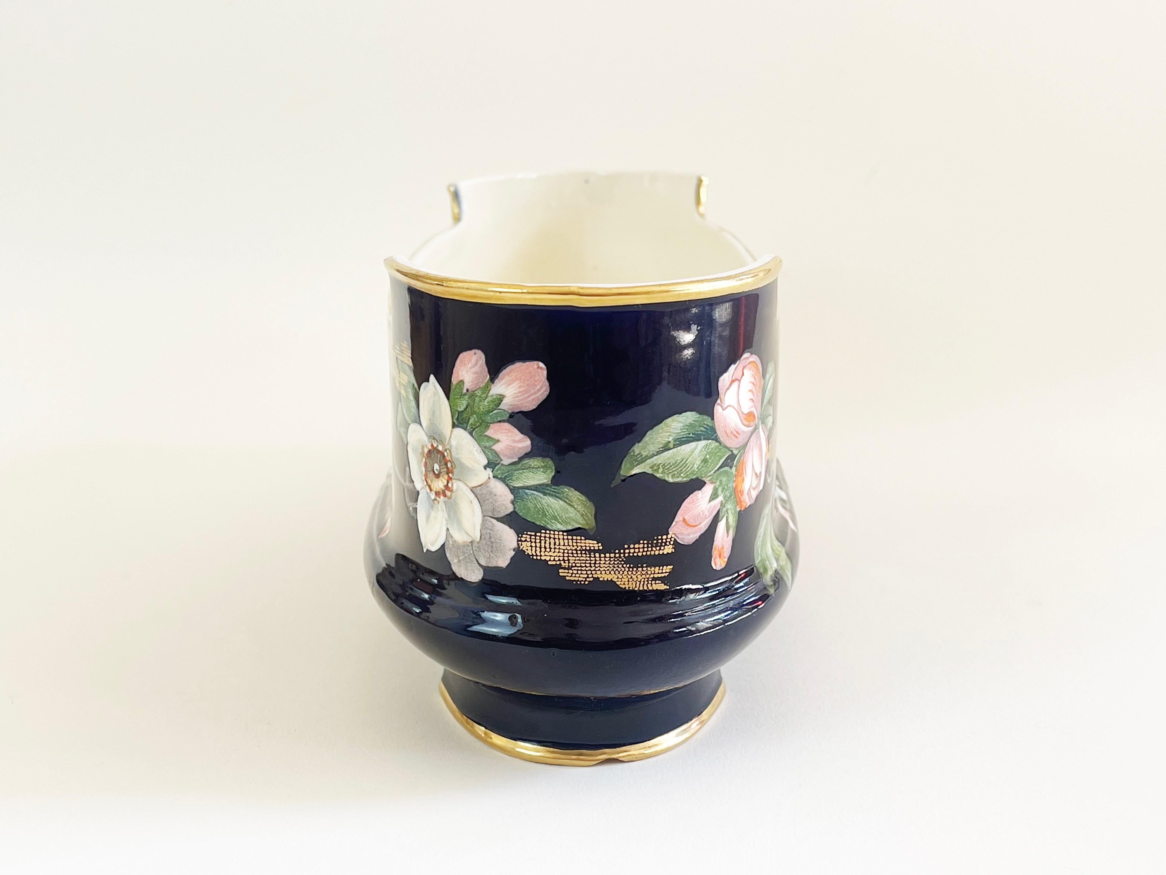 Fatto a mano Jardiniere Art Nouveau dorato e blu reale del 1900 ''Taiping'', Villeroy & Boch in vendita