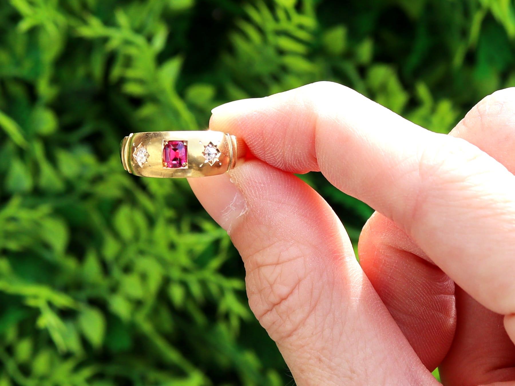 Bague ancienne en or jaune 18 carats, ornée d'un rubis de 0,25 carat et d'un diamant de 0,08 carat. Cette bague fait partie de notre collection de bijoux anciens et de bijoux de succession.

Cette bague ancienne en rubis et or a été réalisée en or