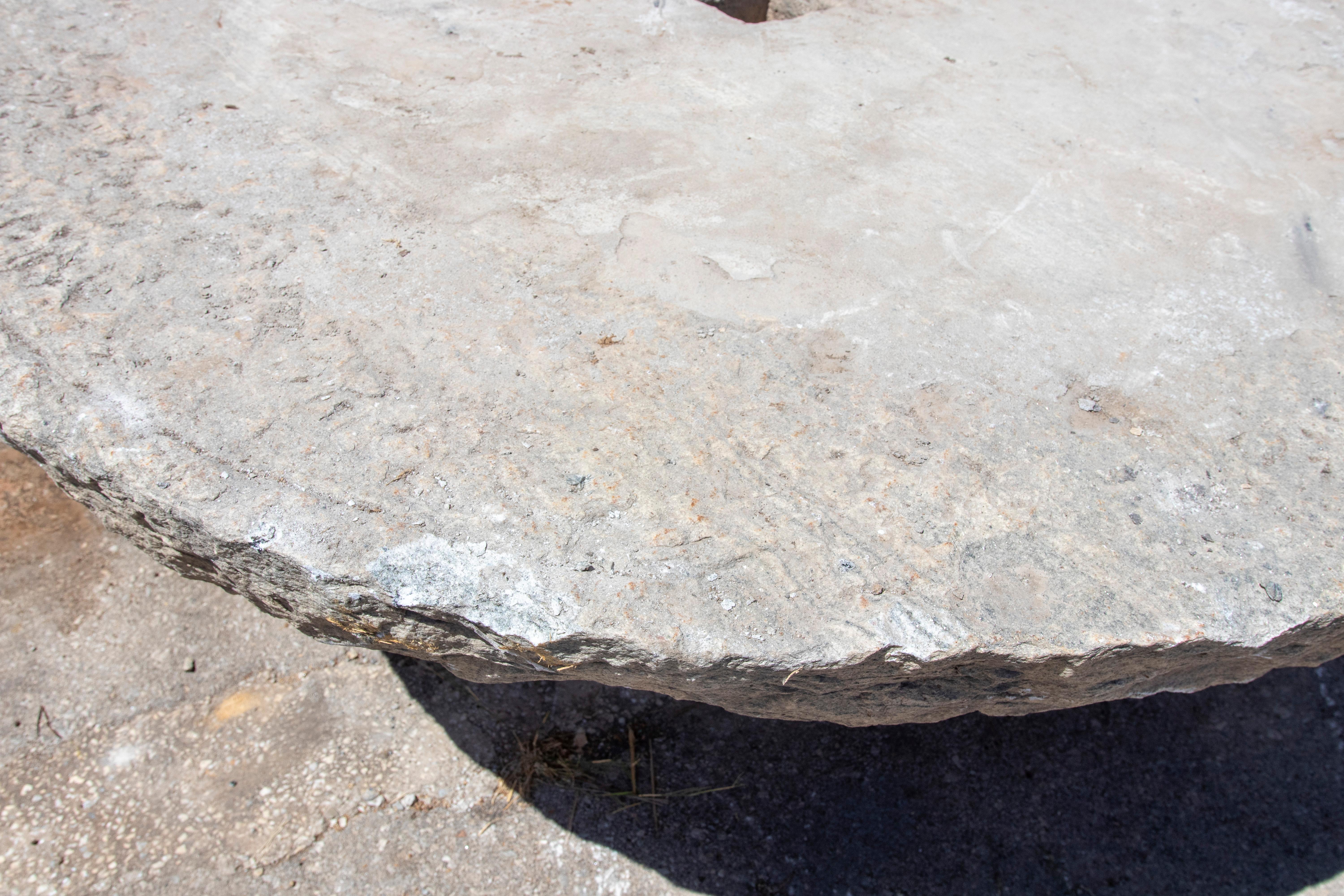 Mesa circular de piedra rústica de 1900 con acabado natural y abertura central en venta 3