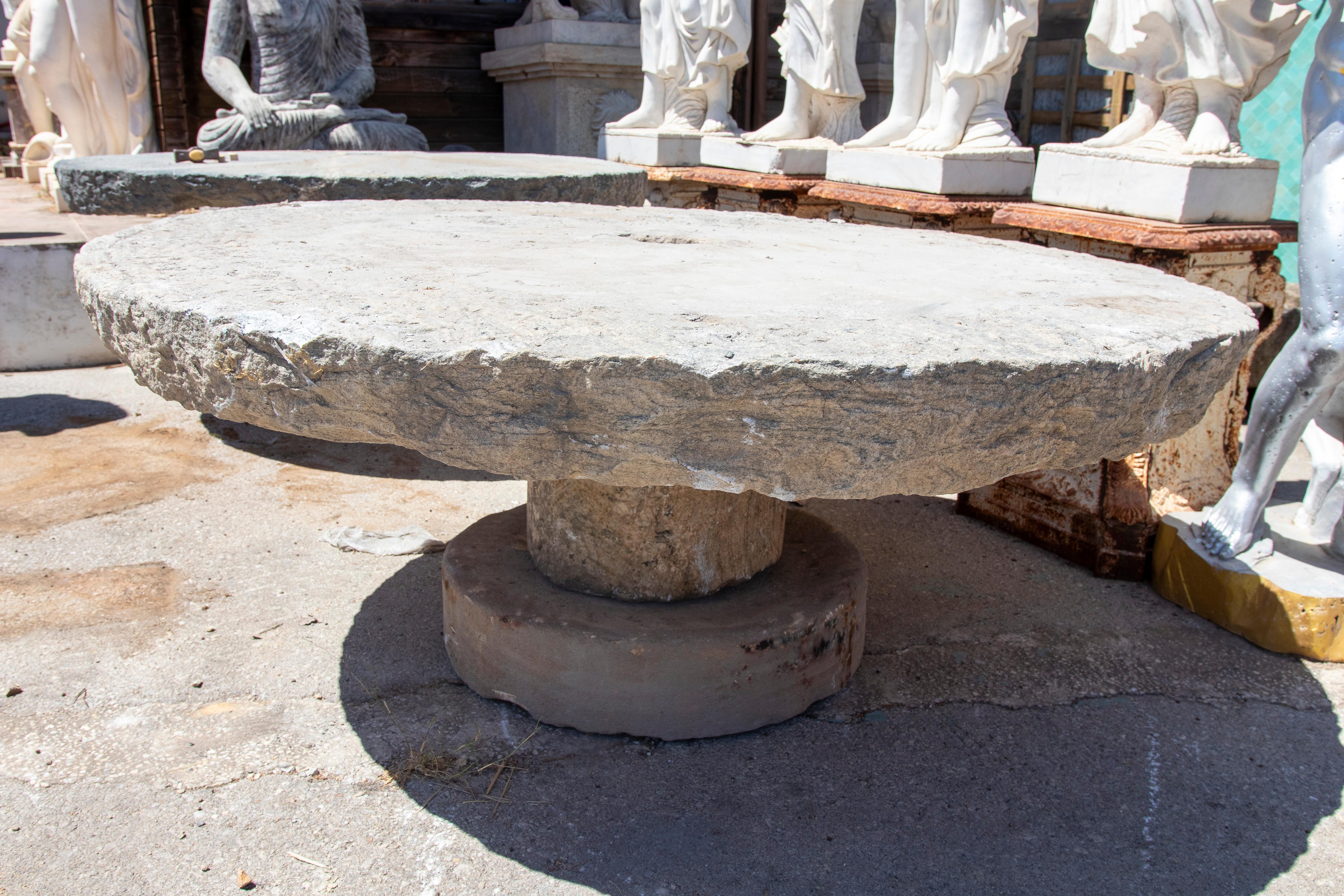 Mesa circular de piedra rústica de 1900 con acabado natural y abertura central en venta 5